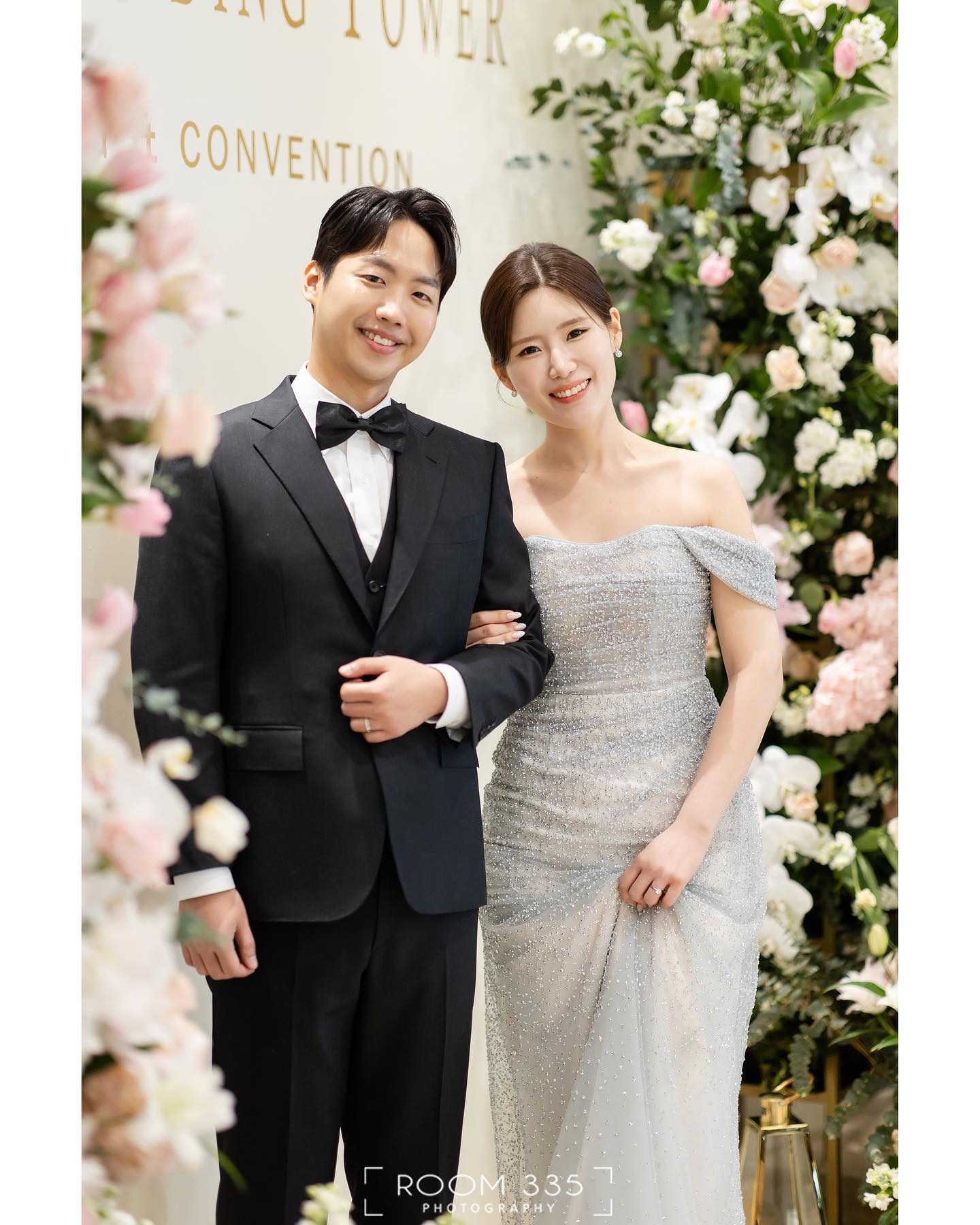만족도 미쳐버렸던 나의 사랑스러운 2부 드레스👗 
더화이트엘리자베스가 일을 너무 잘하고, 우리 채민 본부장님이 그걸 또 귀신같이 잘 찾아오시는 덕에 너무 사랑스러운 드레스를 입을 수 있었다😊 

다들 완전 배우리가 배우리한 드레스를 골라왔다, 수지드레스 or 인어공주 드레스 같다며 반응 폭발할 때의 뿌듯함이란... 본식드레스도 만족감 미쳤었지만, 2부도 진짜 미쳐버리는줄알아따 ㅠㅠ 그리고 2부 너무 좋다하니 작가님이 센스있게 사진도 많이 남겨주신😳💕

나를 최고의 신부로 만들어준 wedding_chaemin 
너무 이뻣던 내 첫사랑 드레스 thewhite.elisabeth 
과즙미 팡팡하게 새로 태어나게한 abybom_eunbe 
한올한올 머리를 빗어주신 abybom_zzoo_wed 
모든 순간을 갓벽하게 담아주신 swtower_room335snap 
모두 너무너무 감사합니다 💕💕

#결혼 #결혼식 #결혼사진 #본식 #본식스냅 #본식 #wedding #weddingphotography #weddingday #weddingdress #더화이트엘리자베스 #드레스 #연회장드레스 #본식드레스 #2부드레스 #에이바이봄 #룸335스냅 #room335스냅 #room335snap