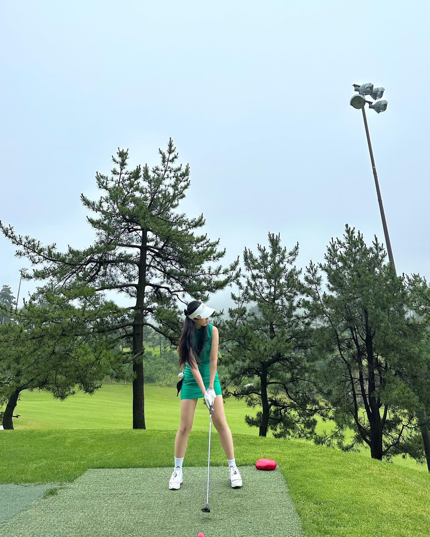 필드 기로옥 ⛰️⛳️💚

올 여름은 특히 라운딩을 많이 나간 것 같아요 ♡̤̮
실력도 비례하면 참 좋으련마안 ,, 🥹ྀི🖤
( 그러나 인생은 그러케 .... 호락호락하지 않 ..... )

처음 가봤던 #거제뷰cc !! —̳͟͞͞♥—̳͟͞͞️ 
드비치 만큼은 아니였지만, 멀리서지만 바다도 보이구 예쁜 홀도 많구 🩵 아파트랑 되게 가까이 있는것두 신기하더라구요 🫣💛💛

전혀 의도치 않게 어떤 여성분과 옷 색깔 너무 똑같아서 인사 드릴 뻔 ,, 해짜나요 ?!? 😂
그리구 저 버디망쥬 🥭💛🧡 왕꾸덕 마싯 🤤
전반에 안개 너어무 자욱해서 곰탕 그 자체였지만 ㅋ ㅋ 골푸 사랑훼 .... 🫶🏻🫶🏻 못 잃 어 😫🤍