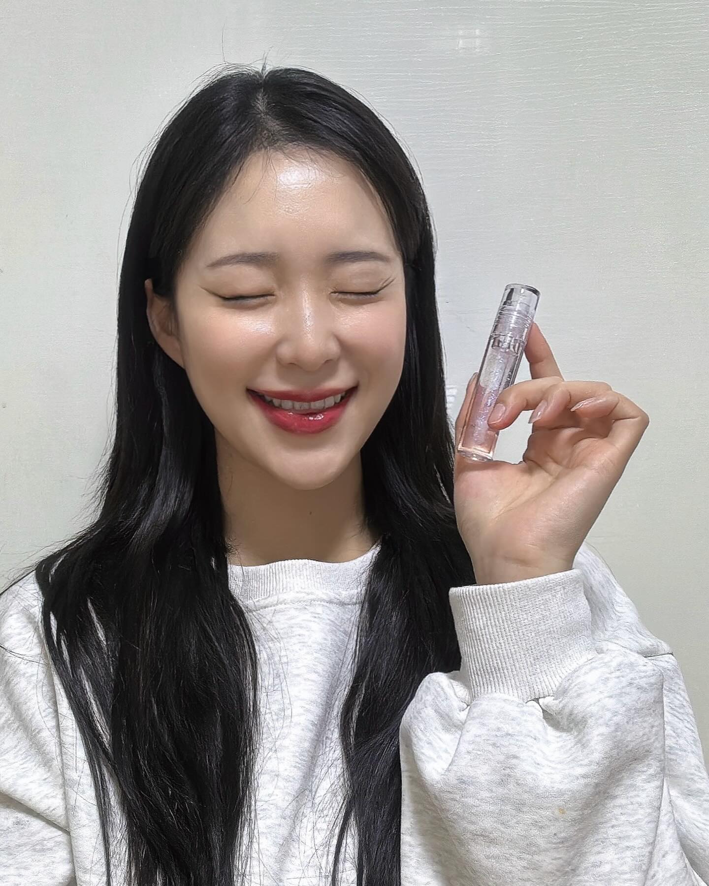 #협찬 liphip.co.kr

오동통한 립 표현엔 립힙!!
다양한 플럼퍼 사용해봤는데 너무 강한건 입술이 아프더라구요 ㅠ

☑️이 립힙 제품은 너무 자극적이지 않으면서 플럼핑 효과까지
확실하게 해주니까 도톰하고 이쁜 탕후루 립 완성!

☑️플럼퍼 안에 펄이 들어있는 영롱한 물막 광택이 입술을 감싸는
워터 글로스 제형으로 어느 각도에서도 반짝반짝✨

☑️단순한 플럼퍼가 아닌 코코넛 오일, 보르피린, 멘톨 등
촉촉하고 윤기나는 입술을 위한 안전하고 영양 가득한
립 케어 성분이 함유되어있어 입술 건강에도 Good👍
 
☑️집에 있는 립스틱이나 평소 자주 바르는 제품과 발라도
케미 넘치는 글로시 컨버터💛

 ☑️립힙 ‘롱래스팅 매트 립틴트’는 입술에 착 달라붙어 플럼퍼를 위에 얹어도 색이 섞이지 않아 레이어링 해서 사용하기 좋아요ㅎ
 
☑️립스틱은 입술에 닿는 제품인 만큼 맛과향도 중요하잖아요🤭 인위적인 향이 아닌, 기분 좋은 프루티 향으로 하루종일 싱그럽게!

매트립도 다양한 색상으로 퍼스널 컬러에 맞게 선택 가능하니까
상세페이지 참고해서 구매하세요🫶

#협찬 #립힙 #liphip #립플럼핑글로스 #립플럼퍼 #글로시컨버터 #글로시틴트 #탱글립 #탕후루립 #젤리립 #레이어링틴트 #워터글로스 #글리터글로스 #볼륨립 #틴트추천 #립메이크업