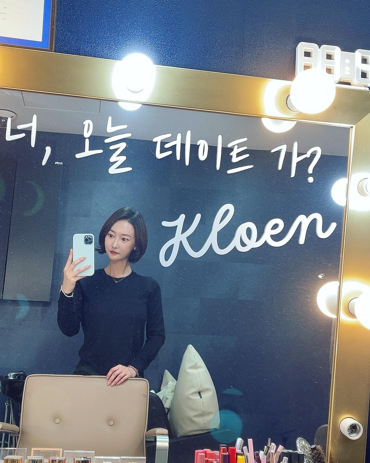 너 오늘 데이트 가??? 
나도 데이트 가고 싶다~~~

데이트 대신 남들 다 하는 관리 받으러 왔음요~~

처음하는 인모드~예전에 슈링크 상담갔다가 얼굴 살 없다고 바로 집으로 돌려보내줬던 기억이..ㅡ ㅡ 
초음파, 고주파 뭐 많다는데 참 관리하며 살기 어려워~인모드는 볼패임 없이 리프팅이 가능하다 해서 살 오른 얼굴과 살 붙은 턱 밑, 이제 어쩔수 없는 중력 해결차 큰 맘 먹고 도저언~~!🤨🤨
인모드 시술 후 바로 효과본 지인 옆에서 우와~우와를 남발했었는데 내 턱라인 어찌되는지 비켜보쟈구!!! 

#클로엔성형외과 #쁘띠시술잘하는곳 #강남역성형외과 #관리하는여자 #나이먹는건_슬픈일이_아니야 #후기기대해주세요 #일상 #소통 #daily #k_beauty #kloen_beautyclinique #followforfollowback
