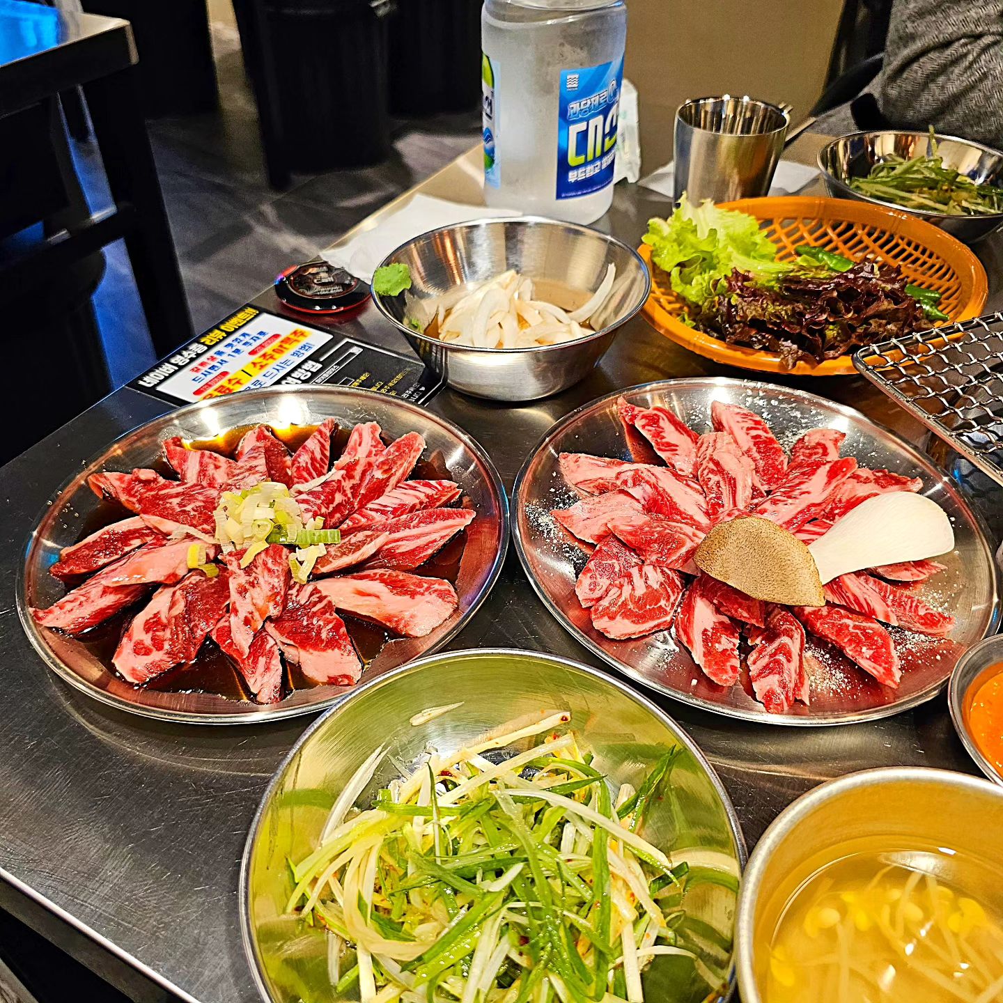 #협찬
⠀
#연산동맛집 여길 아직 안 가보셨다고요?
⠀
✅ 제가 진짜 장난 아닌 맛집 발견했습니다. 알 사람은 알지만, 제가 또 연산동이 나와바리 아닙니까? 오방맛길 먹어볼 곳은 다 먹어봤다 해도 과언이 아닌데 #연산동고깃집 최강자가 신상 타이틀 달고 왔어요. 솔직히 좀 반칙 아닌지? 신상 맛집 사장님 해명하세요. sosocalbi 🔥🔥
⠀
✅ 아무튼 제가 맛있어서 너무 많이 먹었기 때문에 말이 좀 길 예정입니다. 왜냐면 제가 소금구이, 양념구이, 등심 벌짚껍데기, 된찌, 누룽지, 공깃밥 이렇게 조사버렸음 🤭
그리고 돈 내고 팔아야 한다고 생각하는 콩나물국이 있어요. 따뜻하고 맑은 국물인데 시원하고 깔끔하고 매콤하고 어떻게 한 거지? 하면서 저희 어머니도 감탄하며, 리필하셨어요. 진심 계속 달라고 하기 눈치 보일 정도로 많이 먹었어요. 콩나물국 싫어하셔도 이건 드셔보셔야 해요. 파절임은 말해 뭐해👍🏻 그리고 깻잎장아찌라고 하나요? 저 깻잎 싫어하는데 싱싱해서 먹어봤거든요? 깻잎찌 이렇게 살아있는 게 가능한지...? 저는 식당에서 처음 봤어요. 아니 진짜 반찬이 사기라서 뭐지 했는데 사장님이 최상급 소고기를 매일 작업하는 것도 모자라서 밑반찬도 손수 만든다고 하네요. 어쩐지 시판은 못 내는 맛을 내더라고요... 사장님 오래오래 건강하시고, 길게 장사해주세요.
⠀
✅ 후 다들 숨 좀 쉬고 말하라고 하는데 밑반찬에 급발진 해버렸네요. 이제 고깃집인데 고기 이야기로 들어갈게요. 최상급 숙성소고기를 매일 작업한다고 앞서 말씀드렸죠? 직접 손질하기 때문에 가성비도 좋습니다. 소를 배부르고 저렴하게 즐길 수 있는 #연산동고깃집 맛이 어떠냐? 하신다면, 대답해 드리는 게 인지상정! 나 소금구이🧂 나 양념구이🥩 난 껍데기다옹🐝 
🧂소금구이🧂 깔끔하고 고소하고 녹는 맛이 일품인 기본을 잘 지킨 우리 모두 아는 맛!
🥩양념구이🥩 자극적이지 않고 계속 먹으면 물릴 수 있는 소고기를 계속 먹게 하는 맛!
🐝 등심 벌짚 껍데기🐝 미안하다 이거 소개하려고 어그로 끌었다. 하고 싶을 정도의 맛!
저는 제가 껍데기를 이렇게 좋아하는지 몰랐습니다. #연산동갈비 맛집 인정은 당연하고 #껍데기맛집 까지 인정합니다. 밑반찬도 갓벽하니 3관왕이네요. 굿...👍🏻
⠀
✅ 후식으론 된찌에 밥, 그리고 어머니 픽은 누룽지! 여기 아무래도 더 와야겠다고 하십니다. 부모님 모시고 외식하면 아시죠? 이건 어떻고 저건 저쩌고 하면서 돈 아깝다고 하시는 거…. 여긴 그런 이야기 없이 칭찬만 받았어요. 광고지만, 너무 많이 먹어서 내돈내산도 많은데 저는 후회 없어요. 데이트는 당연하고 가족 모시고 오세요. 자리가 적어서 오실 때 예약하시면 더 좋을 듯합니다. 추천추천

PS. 원래 주방은 잘 안 찍는데 여기 청결도 너무 좋아서 몰래 찍었습니다. 🙃🙂🙃🙂
⠀
<업체 정보>
⠀
📍⠀ 부산 연제구 쌍미천로161번길 29, #소소갈비
🕥⠀ OPEN 16:00 / CLOSE 24:00, 격주 일요일 정기휴무
📞⠀ 0507-1356-5536
🍝⠀ 소금구이 반접시(200g) 19,000₩
⠀⠀⠀양념구이 반접시(200g) 19,000₩
⠀⠀⠀등심 벌짚껍데기 (150g) 8,000₩
⠀⠀⠀된장찌개 3,000₩
⠀⠀⠀누룽지 2,000₩
⠀⠀⠀공깃밥 1,000₩
🌐⠀ https://naver.me/xPp6Hn3H

#부산맛집 #부산 #먹스타그램 #맛스타그램 #부산여행 #서면 #해운대 #광안리 #일상 #맛집 #먹방 #데일리 #busan #맞팔 #부산카페 #daily #여행 #선팔 #부산핫플 #busantrip #좋아요 #소통 #busanfood #부산술집