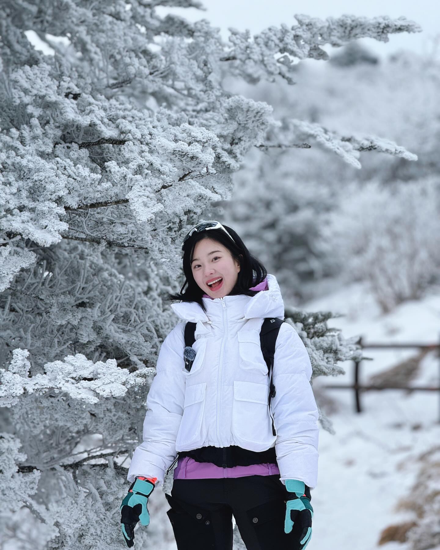 실시간 #덕유산 ❄️
눈이 내리지 않아도 눈이 쌓여 있는 곳!💙
12월에 가면 늦어요!! 사람 없는 지금 가야함! 

분명 케이블카 타기 전에는 눈이 하~~~나도 없는데 
10분 정도 탑승 후 일정 고지를 지나면 
갑자기!! 눈꽃 세상이 펼쳐져요. 너무 신기한거 있죠,,,

설천봉에 내려서 정상까지는 단 600m! 
어린 아이도, 어르신분들도 올 수 있을 정도의 난이도에요. 

작년에는 한겨울에 가니 평일에도 사람이 가득했는데
초겨울에 다녀오니 줄도 하나도 안 서고 한적하게 즐길 수 있어 너무 좋았어요!! 지금 가야합니다!!👍👍

📍무주 덕유산 케이블카 🚠 
✅  공휴일은 인터넷 사전예약제 운영
*예약은 무주덕유산리조트에서 가능 
*주말(공휴일)만 사전 예약제
*곤돌라 이용은 탑승일 포함 2주전 17:00시 부터 예약 가능 
*왕복 및 상행만 가능 | 하행은 현장 발권 

더 자세한 코스는 유튜브 <산 속에 백만송희 덕유산> 
검색하면 보실 수 있습니다💙

착용 패딩은 columbia_kr 백만송희 라인!💜

#등산 #덕유산 #산스타그램 #hiking #trekking