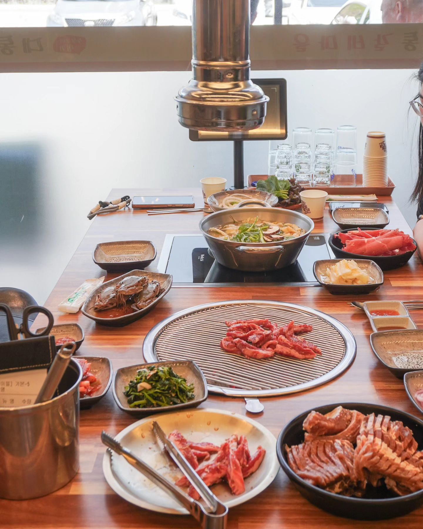 🍖🍜
고기 시켰는데 샤브샤브 서비스주는
대동갈비마을 뭐야~ 😍

양념 강하지 않고 잡내없는 갈비 맛있고
서비스로 주신 샤브샤브는 무한리필까지
외식비 줄일수 있어 넘 좋은데요
😋😘
셀프바에는 샐러드 외에 샤브샤브 재료와 간장게장까지!! 막 먹어도 되나??
이래도 되나 싶을 정도로 푸짐한 인심에 놀라고.
맛에 놀라고, 가격에 놀라고!!
고기 생각날 때는 대통갈비마을 가요^^!

🅿️주차걱정없이 
매일 11시~21:45분까지 식사가능
☎️0507-1443-1363
#대통갈비마을#진심추천해요
#경기도광주맛집 #경기도고기집
#고기맛집 #샤브샤브맛집
#광주갈비맛집