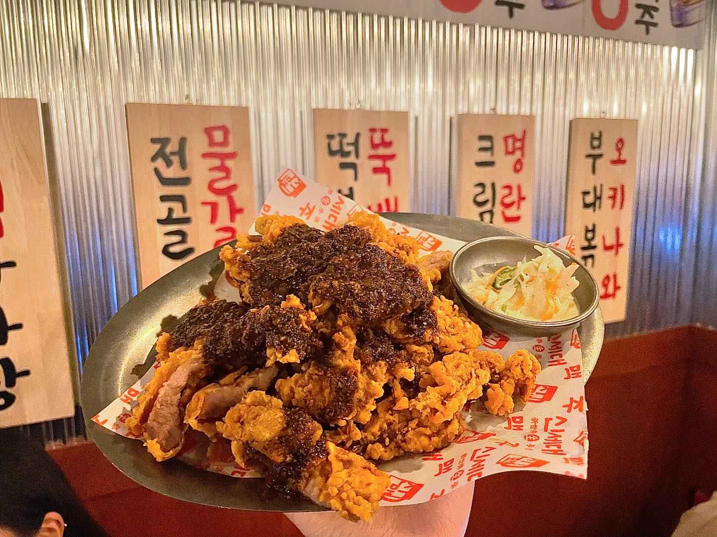 맥주가 2000원도 안한다니?🤷‍♀️가성비 펑펑 내리는 신상 술집

거의 만원대의 안주로 구성된 이곳은 가격이 저렴하지만 [맛도 기막혀서] 곧 소문날,,아니 이미 소문이 퍼져가고있는 맛집입니다.
시그니처인 돼지갈비 치킨은 [할라피뇨콘 마요, 어니언마요, 대파크림, 블랙페퍼]까지 다양한 종류를 골라먹을 수 있는데 맥주랑 먹으니 계속 흡입하게되는 중독적인 맛이었어요. 이게 만원이라구요!

타코야끼 대파크림소스는 정말 꼭 드셔보셔야 해요. 달콤알싸한 대파크림소스를 꾸덕한 타코야끼에 올려주니 기가맥힙니다요.

여기에 우리의 물..아니 맥주가 단돈1900원이라니 10잔을 먹어도 2만원이 안된다는거죠. 요즘같는 고물가 시대에 이게 말이됩니까?

김부각,연유토마토 모두 배불러도 계속들어가는 맛이라서 안주로 시키기 딱 좋은 조합이었어요.
오천원대 가격에 이정도 양이라면 아주 괜찮죠?
7시정도부터 사람이 바글바글해지는 이유가 있더라구요.

이층으로 좌석도 많고 술먹기 좋은 분위기에 가성비까지 있는 이곳 추천합니다👏👏

블랙페퍼 돼지후라이드(10,900)
신맥마라탕(18,900)
대파크림 타코야끼(8,900)
찹쌀김부각&명태껍질(소이된장맛)(5,900)
연유토마토(4,900)
고구마튀김(4,900)
청귤하이볼(5,900)
유자사와(5,900)
얼음 생맥주(2900)
생맥주(1900)

📍신세대맥주
📍서울 용산구 한강대로62다길 1 1층 신세대맥주 용산점
⏰16:00 - 1:00

#용산맛집 #가성비맛집 #삼각지맛집 #용산핫플 #안주맛집 #용산맥주 #신세대맥주 #신세대맥주용산점 #맛집해커_용산