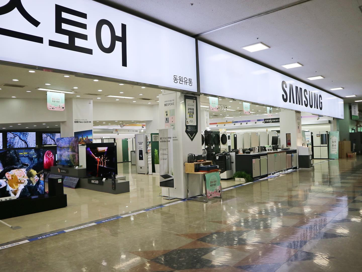 <대구 삼성스토어 동원유통>

- 전국 최저가 행사중
- 온누리 상품권 결제 가능
- 비대면 견적서 받아보기 가능 (할인혜택 동일)
- 2년연속 삼성스토어 매출 우수상 달성
- 소비자 베스트 브랜드 대상 수상
- 2023년 전국 판매명장 수상
- 전국입주박람회협력사연합회 우수업체 선정

#대구입주가전 #대구신혼혼수가전 #삼성스토어 #삼성스토어동원유통 #입주가전 #전자관가전 #대구전자관가전제품 #대구삼성스토어