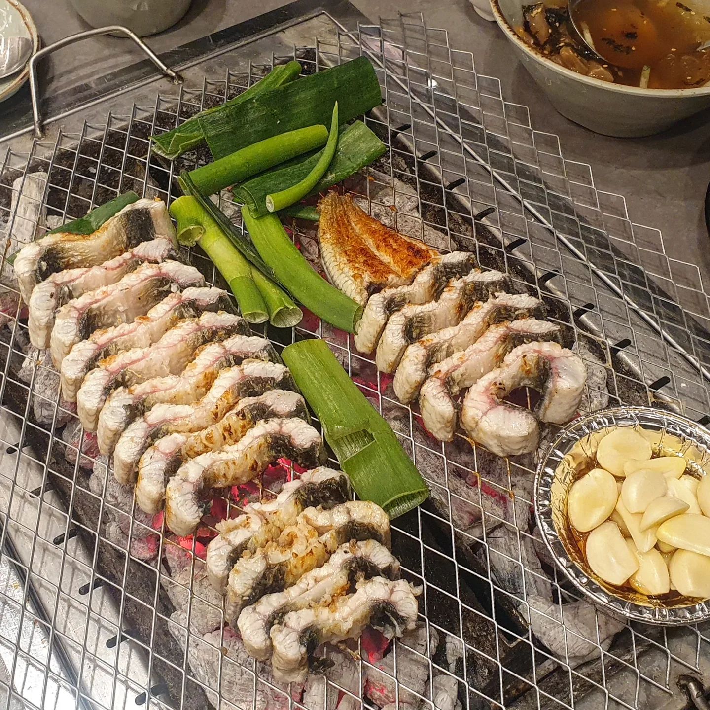 .
📍장심도 

투쁠 장어 300g - 36,000
무병장수탕 - 10,000

부천스타필드 바로 근처에 위치한
확신의 장어맛집 #장심도한국본점 

웨이팅이 있을까봐 플랜B까지 계획을 세우고갔는데
대기없이 바로 입장 오예😆😆

직원분께서 장어를 정성껏 구워주면서
맛있게 먹는 팁을 여러가지 알려주시는데
그중 제일 베스트는 숯불에 구운 김+깻잎+초장에 찍은 장어 조합!!
미처벌임..바짝 태운 대파랑 같이먹으면 느끼하지도않고 굿굿👍

마무리로는 상콤한 비빔국수로 마무리
분위기도 좋고 직원분들도 친절하고 맛도 최고❤️

(⭐️방문 전 네이버에서 비빔국수 무료쿠폰 받아가셔요🙋‍♀️)
.
.
.
#시흥맛집#부천스타필드#부천스타필드맛집 #은계지구맛집 
#장어 #장어맛집  #먹스타 #먹그램