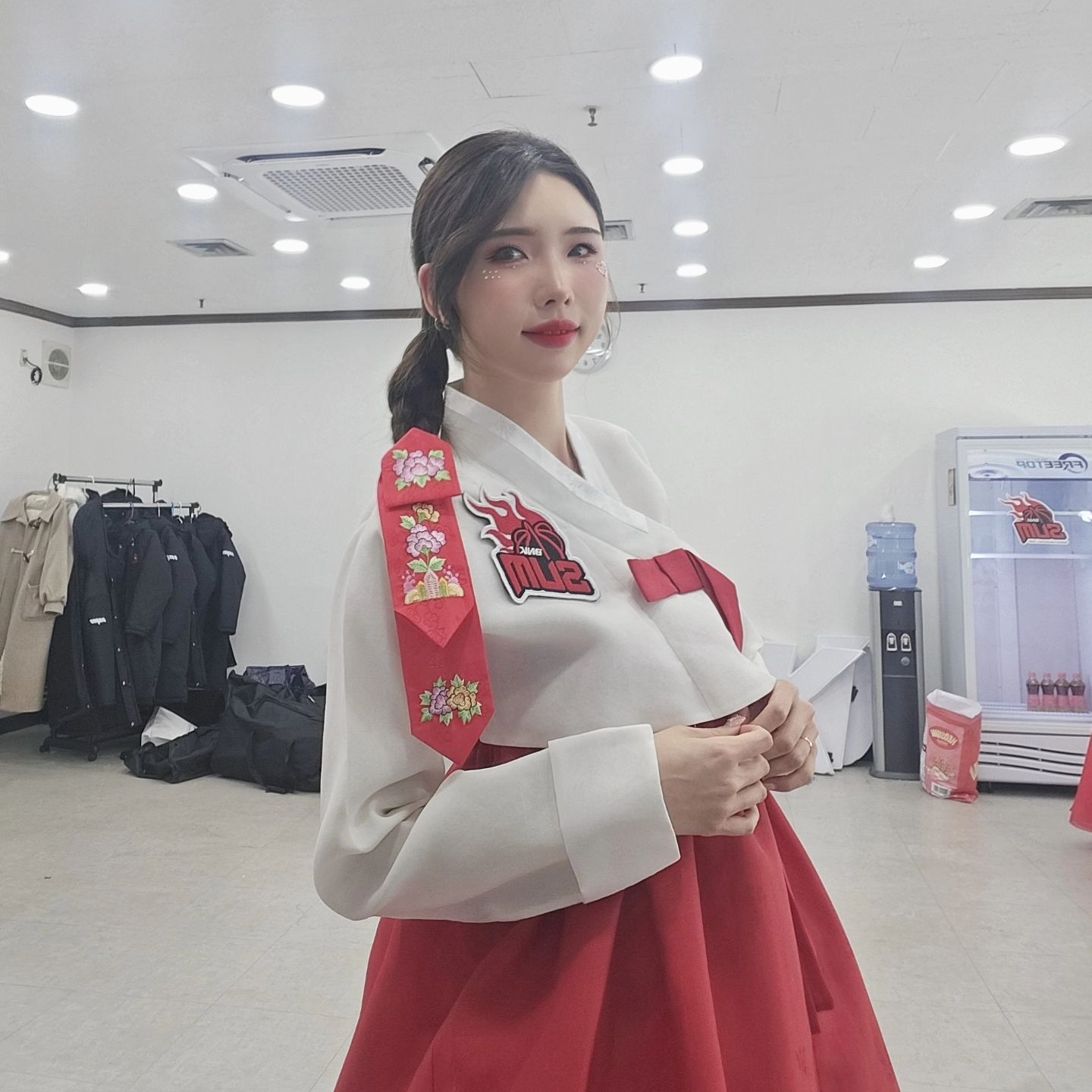 새해도 BNK!!!🧧
.
.
.
.
#부산bnk썸 #bnk썸 #wkbl #여농 #프로농구 #새해 #설날 
#응원 #치어리더 #경기 #스포츠 #홍재연치어리더