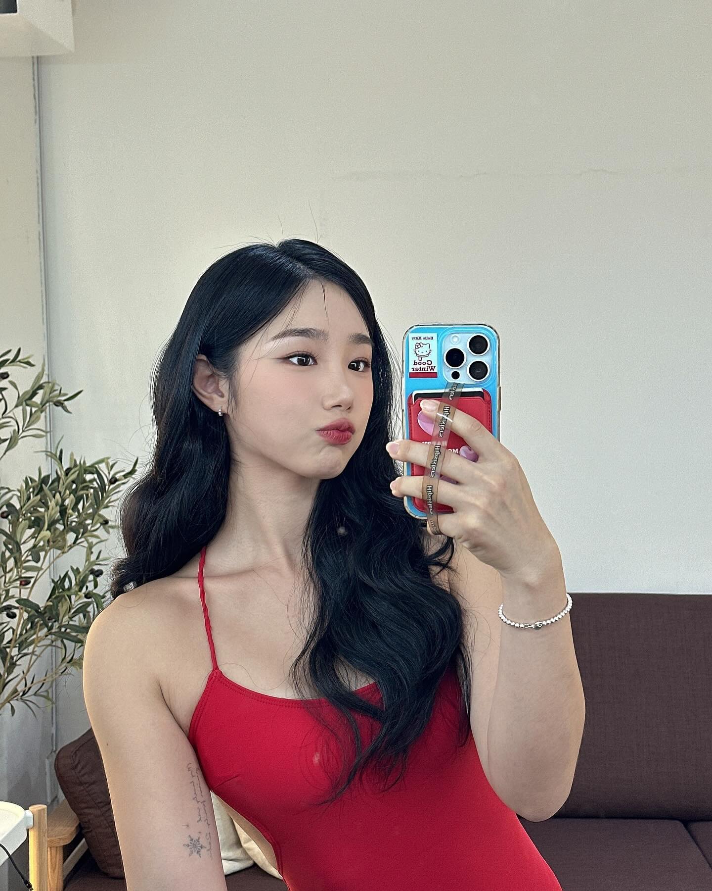 ❤️🍎
누가 맨날 화장시켜줬으면🥹

울 다솜쌤… 메이크업 최고야🥰
2dasooooom_ 

#메이크업 #봉살롱 #촬영 
#selfie #셀스타그램 #운동하는여자