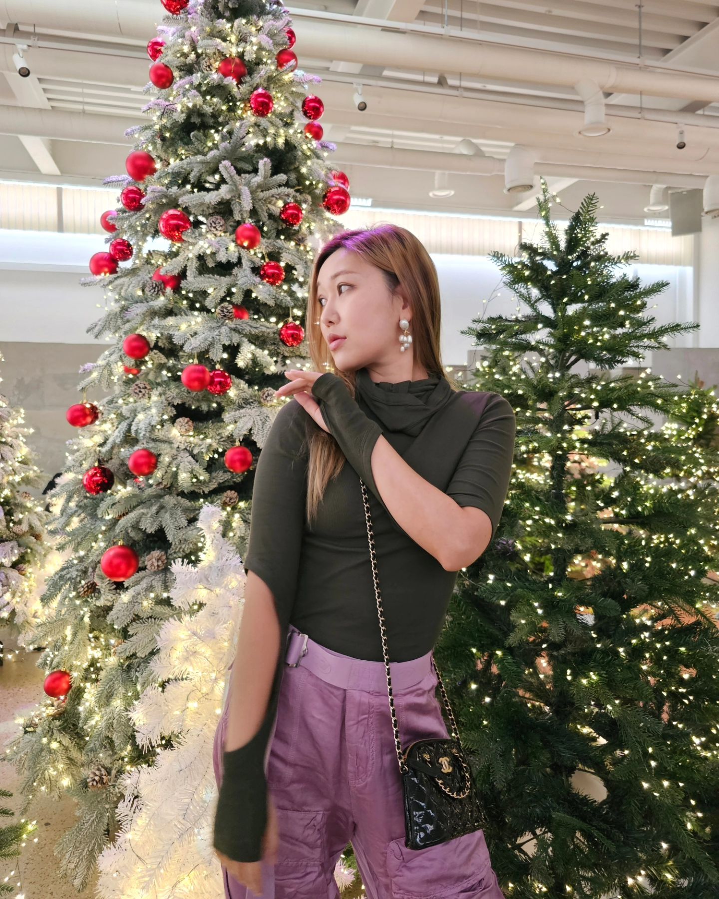 지난달 적금사진❤️🥂
내 맘엔 아직 반짝반짝 트리가❤️❤️

[근황]
요즘 '감사의 일기' 라는 걸 쓰는데
빡치는 하루를 보냈다가도 기분이 정화되네요:)
대부분은 고양이 이야기에요!!
우리 캣초딩들❤️ 내 눈 앞에 나타나줘서 고맙고❤️
호두!! 동생들이랑 친해지고 싶어해서 고맙고❤️
우리 까망이 할매!! 이쁘게 생겨서 고맙고❤️

그림이 몇개 좀 밀렸는데.. 후딱 그릴께요🥲

그리고 저 상의는 대체 어떻게 입는 건지..
목부분이 희한해요;; 동생이랑 한참 연구했지만
답을 찾지 못한.. Dion Lee 제품.. 여기꺼 안 사..이제🥲
그리고 저 귀걸이는 귀한분께 선물받은 건데
이쁘기는 진짜루 이뿐데..진주가 자꾸 빠져서..
제가 수술 좀 시켜줘야겠어요ㅋㅋ

모닝 골프 연습을 다니는데..
언제쯤 골린이 탈출할런지..ㅠㅠ 어렵네요ㅠㅠ
나 진짜..-14도에 골프 연습 간 사람..🫨

다들 어찌 지내시나요?
한마디씩 해죠요..❤️
아.. 인스타 뜸한데도 놀러와줘서 고마워요❤️❤️

#봄날의데이지

ㅡㅡㅡ

➡️ 작품 아카이브 daisy_yui_art
.