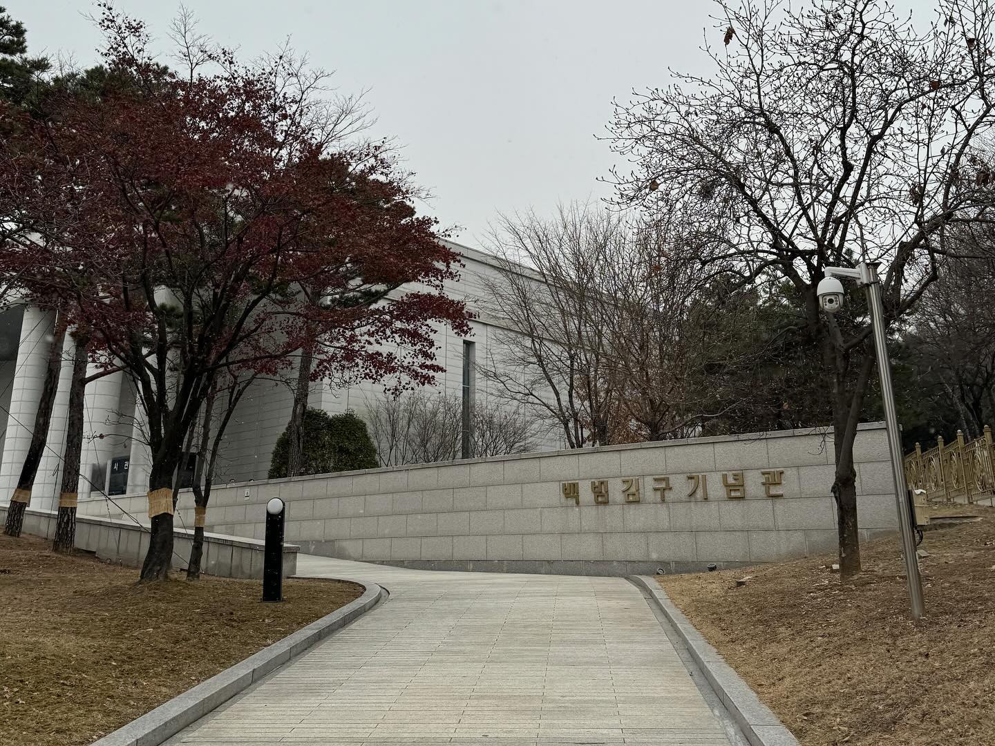 눈이 펑펑 와서 택시를 톡 탔더니 용산에서 구로는 너무 멀다고 식사하셔야 한다고 하셔서 내리라고 ;; 그렇게 난 총총 내리고 타고 내리고 타고를 다섯번을 반복하니 천사 기사님이 나타나셨… 복받으실거예요~~~~~ 

#오늘은 #상임위 #백범김구기념관