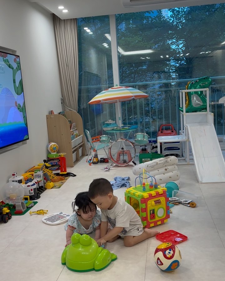 너네 왜케 귀여운거야 #러브라인 🩵💚 
커서 보여줘야지
+ 건화오빠 덕분에 어른들 여유로운 저녁. 
용산메론빙수맛집이네 여기👏🏻👏🏻👏🏻
#초대감사합니다 
#메론빙수맛집 
#공동육아 #아기스타그램 #아기랑아기 #주말일상 #육아일상 #육아일기