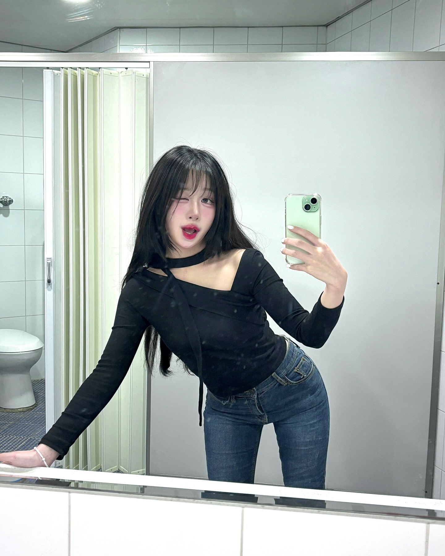 살크업 ㄹㅈㄷ인 다이어트befor,,,새학기엔 진짜 예뻐지고싶은 사람 살 뺄 사람 주목하기‼️🔥

다들 연휴 잘 보내셨나용!
좋은 소식 전해드리러 너무 오랜만에 게시물 올려봐요><

새학기가 시작하는 3월이🌸얼마 남지 않았는데 다들 다이어트 돌입하는거 알아욤ㅎㅎ😏그래서 제가 여러분들의 다이어트에 큰 도움을 줄 좋은 제품 공구를 받아왔어요><다들 박수!!🔥🔥🔥
이미 많은분들이 애정해주시는 품절템 자유다방 5일에이드클렌즈예요! 저도 제돈제산한 맛있는 다이어트 음료🍹모든맛 역대급 할인으로 데려왔서요🥹💖3월 11일부터 14일까지 진행하니 다들 준비하고계시라구 달려왔지요💖💖

.
.
.

마지막 운동이 6년전인 저는 살이 꽉꽉쪄서 못생김이 절정이랍니다ㅠㅠ먹고싶은것도 절대로 참지않고 야식 매일 먹었고 운동은 재미로라도 하지 않았어요 근육형 체형이라 울퉁불퉁해지기 싫어서 오히려 움직임을 최소화한,, 그 결과 근육 위에 지방까지 붙어서 부피x2가 됐답니다ㅠㅠ 

막 먹고 절대 안움직여도 살이 안찌길래 마르진 않아도 유지는 잘 되는 체질이구나 이래도 물컹한 몸이 되지 않는구나 하며 안심하고 막 살았더니 폐급라이프 7년째인 올해 근2개월 순식간에 몸매가 확확 불어나서ㅠㅠ경각심을 느끼게 되어 슬슬 관리를 시작해보려해요.!

저는 살찌는거에 비해 평소에 먹는 양은 적은편이예요. 굉장히,,고칼로리의,,속세의 맛을 좋아하고 친구 만날 때 많이 먹는데 약속이 많아지다보니 요즘 더 찐 것 같아요ㅠㅠ위도 늘었어욤 킄크,,ㅠㅠ

저는 안먹고 운동하는것보다 잘 비워내는것이 가장 중요하다고 생각해요 배변은 음식을 계속 먹어주면서 속에 있는것들을 밀어내주는게 제일 중요한데 저는 조금씩 자주 먹고 먹다가 안먹다가 하니 화장실 가는 주기?랄까요 불규칙하고 조금 긴 것 같아요

화장실 자주 가는것이 좋다는것이 다름이 아니라 변이 배에 담겨있는시간만큼 대장에서 💩속의,,수분을 계속 빨아들이고있다는 거니까,,,잘 가야겠죠?? 잘 비워내면 몸속 찌꺼기가 잘 나간다는거니까.! 피부도 좋아지고 몸도 가벼워지고 다크서클도 완화되고 체취도 감소된다고 해요! 

다이어트는 하루아침에 이뤄지는것이 아니죠! 지속가능한것이 가장 중요한데 단식을 지속할 수 있나요?고강도의 운동을 오래 지속할 수 있나요? 다이어트에 있어 기본적이긴 하지만 힘들고 적절하지 못할 시 다양한 문제를 낳죠. 변비가 또 다양한 문제를 불러오는데 변비야말로 다이어트의 숙적이죠.! 

반면 화장실을 잘 가면 얻게되는 문제는 있을까요? 없죠! 그것은 다이어트의 가장 근본적이고 핵심이 되는 부분이 “배출”이기 때문이예요. 지방, 노폐물,독소를 몸에서 빼내서 예뻐지는것이 목적이기 때문에 우리는 더이상 배출을 간과해선 안돼요! 

항상 말하지만 저는 여러분이 힘든 다이어트를 지속하지 않고 쉽고 효과적인 다이어트를 하면서 심적으로 무리하지 않았으면 해요. 잘 먹고 잘 비우면 되죠!💪💪

세상살이 힘든게 얼마나 많은데 자신과의 싸움까지 하나요ㅠㅠ공쥬들ㅠㅠ고생한 자신을 위해 마라탕후루엽떡 맘편히 먹고 저녁에 맛난 5일에이드 먹으면 돼용ㅠㅠ가르시니아가 체지망 합성을 막아주고 난소화성 말토덱스트린이 뱃속을 싹 비워줄거예요!오늘 먹은거 다 싸기 ㅆㄱㄴ이니 우리 걱정 조금 내려놓고 맘편한 다이어트 해봐요!🥹🥹

제가 데려온 요 아이로 여러분들의 다이어트가 행복해졌으면 좋겠어요🥹🥹이미 많은분들이 자유다방에 정착해서 한결 편한 다이어트를 하고계세요! 제가 먼저 사비로 4박스나 사서 한가지맛씩 다 테스트하고있어요!🍎🍇🍊🥭🍑저부터 자유다방과 함께 행복하게 예뻐지는 모습 보여줄게요 저 믿고 여러분두 한결 편한 다이어트 해봐요!

Ps. 메컵 ㄹㅈㄷ죠??이게 다 메리몽드덕분이에용ㅎㅎ😏😝💖💖여러분들이 아는 그 공쥬공쥬 메리몽드 맞음^^ 메리몽드 모브트임 미친놈 제 눈화장시간 반토막내쥬심🥹🥹요즘 찐템💖앞으로 올릴 피드도 기🌸대🌸하🌸기🌸 훟후