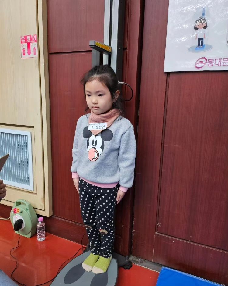 #다연이이야기 #기록해두기✔️ 

다연이는 유난히 오감이 예민한 아이.
서연이는 안그랬었기에 더 그렇게 느껴지는 부분도 있겠지만
흔하디 흔한 병원의 키재기도 "징~~"소리와 언제 떨어질지 모르는 두려움에 울어재껴서 단 한번도 못해봤었는데.....
그래서 영유때도 매번 줄자로 키를 재주셨었는데.....
이번에 어린이집에서 체력측정을 다녀왔는데....
혹시나 싶어 담임쌤께도 다연이의 상태를 말씀드리고, 
그래도 혹시 모르니 시도는 해봐주세요~ 했는데.....
해냈다🥹🥹🥹 기특하게🥹🥹🥹

사진에서도 긴장한 표정은 나타나는구나🤭

#이제영유아검진가서해내보자 #또성장한걸음 #기특한내새꾸❤️
#도치맘 #기록해두는둘째성장 #작은여니