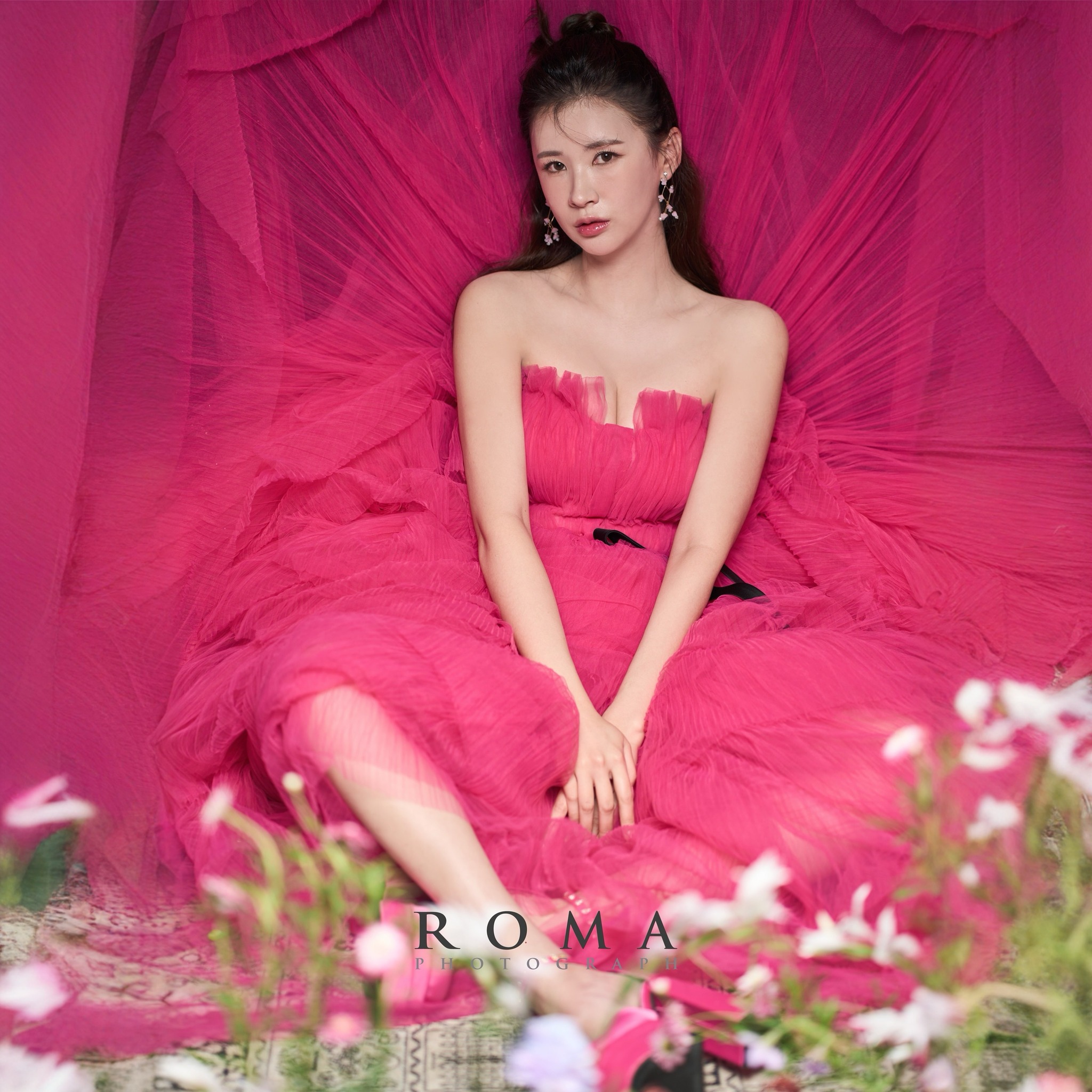 .
역시 난 쨍한 옷이 좋아요🩷
이 사진은 컬러가 다 했다
드레스 샵에서 어떤 컬러 좋아하세요?!
질문에 0.1초만에 쨍한 색이여..라고 답해버렸다..
확실한 나의 취향😉
나 핑크 안좋아하는데 이드레스 핑크는 예뻤다🩷
.
#로마스튜디오 #송재숙작가님
#드레스 #아이테오