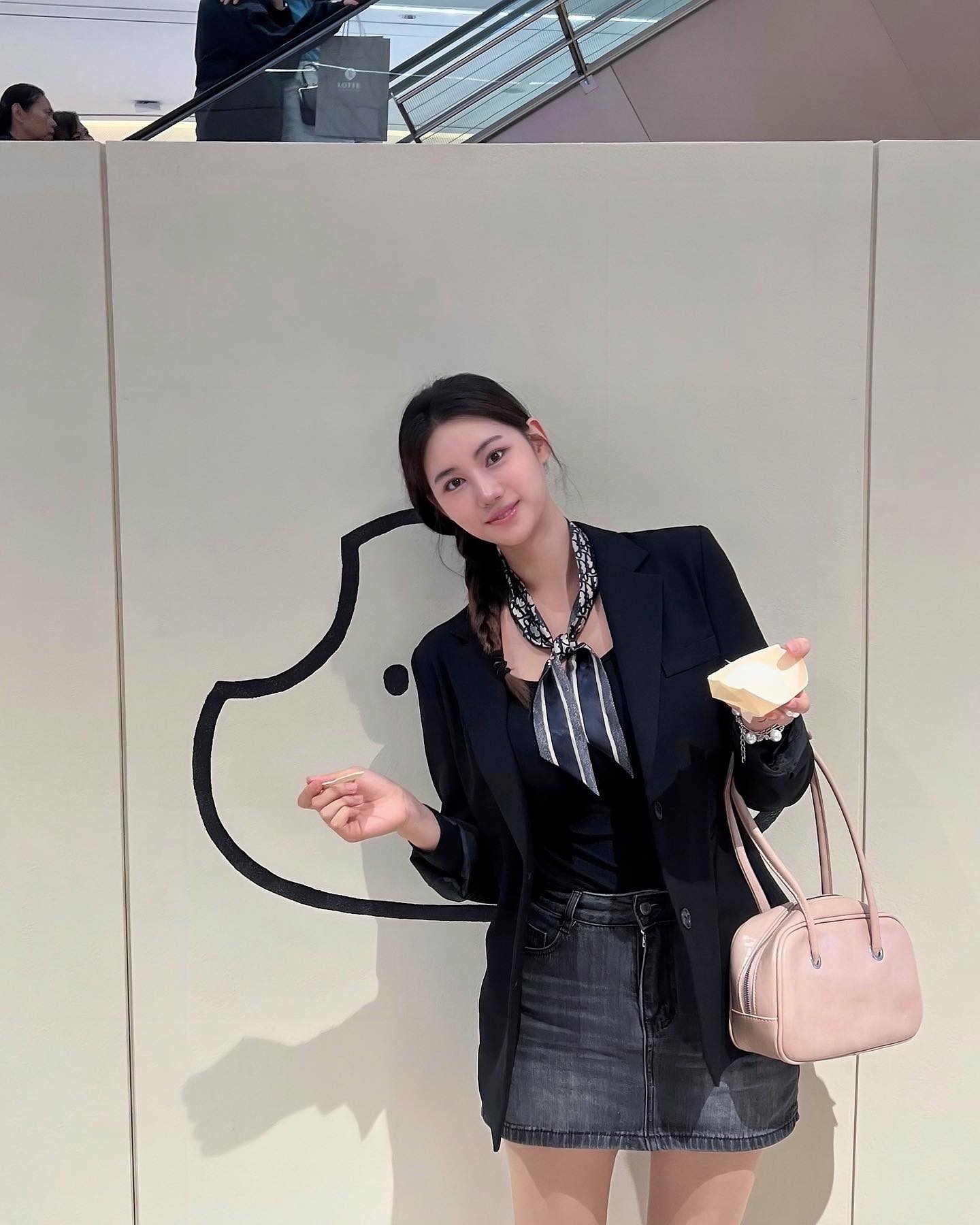 오랜만에 다들 뭐하고 지내시나 구경 가야겠다🤓🩷

현생에 치여 밀리다 보니.. 
계정을 어찌해야 할지 고민이 많았는데 
생각보다 더 많은 분들의 다렉이 쌓여있더라고요
지인짜 너무 감동😢

하나하나 읽으면서 생각이 바뀌었어요 !! 
내가 좋아하는 사람들과 소소하게 즐겨보려고 해요🎶

히히 즐거운 저녁 시간 되시길 바라요👑