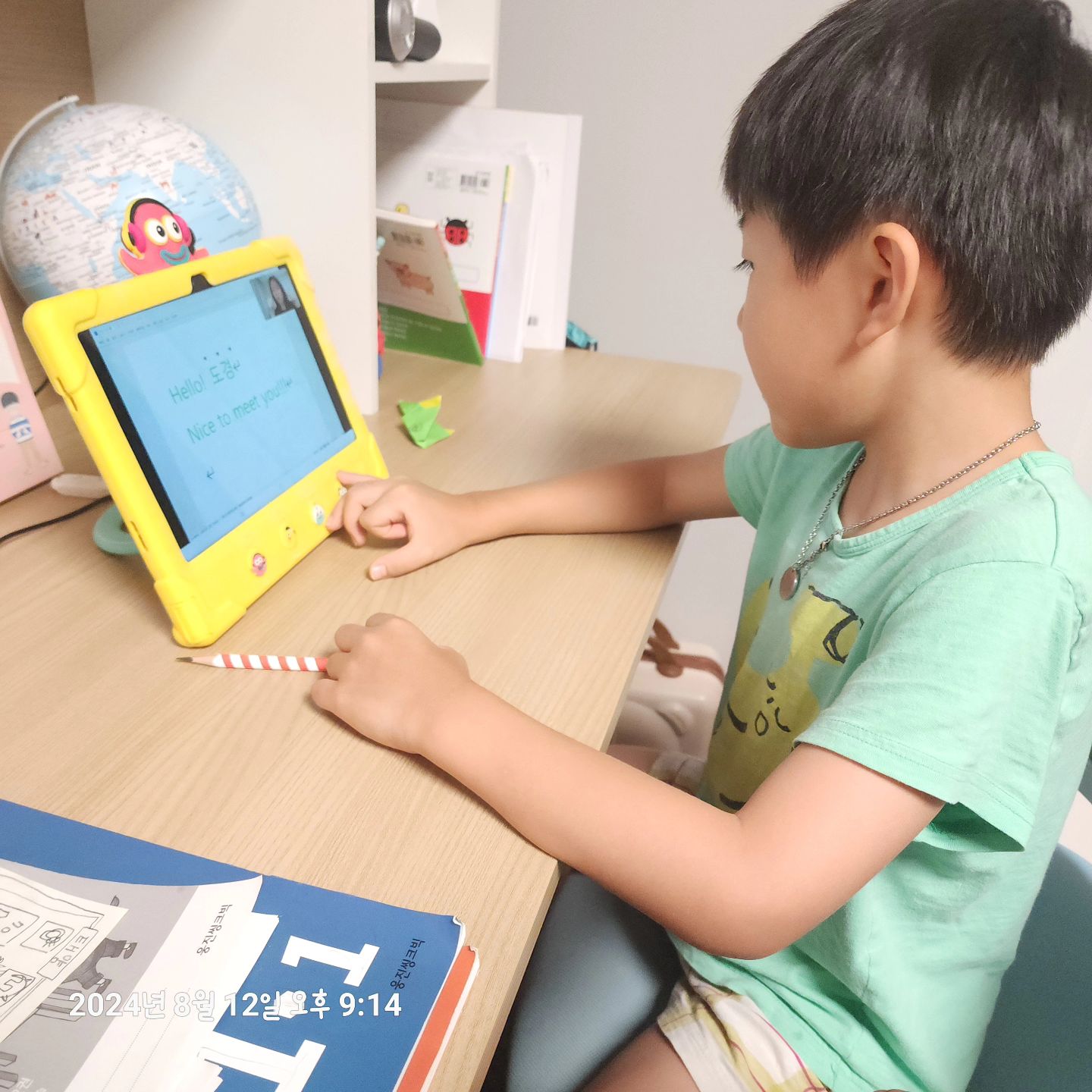#협찬
 
좋은 기회로 체험해 본 윤선생 베이직!
윤선생에서 만든 1:1 화상 영어수업!
교재와 스마트기기로 자기주도학습 후, 선생님과 1:1 수업을 진행해요!
화상수업이 처음인 도경인 처음엔 부끄러워서 어쩔줄 몰라하더니,
지금은 목소리도 크게! 선생님 수업을 잘 따라가요ㅎ
1인 담임제로 아이나 학부모가 원하는 선생님을 직접 선택 가능한것도 너무 좋은것같아요!
선생님과 잘 맞지 않는다면 선생님 교체도 가능👌
윤선생의 검증된 커리큘럼으로 학습 효과와 가성비를 모두 잡은 수업이예요!
영어를 처음 접해보는 도경이는 파닉스부터 시작해요ㅎ(알파벳은 어린이집에서 떼고요ㅎ)
상대적으로 월 비용이79,000원으로 저렴하고 약정이 없어 위약금이 없는게 최대 장점인것같아요!
학습지하나 하려고하면 그놈의 약정때문에 시작부터 망설여지잖아요..🥲

1:1 맞춤 화상수업 무료체험도 가능해서 먼저 체험해보고 선택할 수 있어요
무료 체험 시 “초등에게 꼭 필요한 영단어 포스터 2종 무료 증정”이벤트도 있으니 서두르세요!ㅎ (2024년 7월~9월, 선착순 1,000명)
기존 기기(안드로이드 폰 & 태블릿)로 쉽고 빠르게 체험 가능해요!
영어 레벨테스트 결과리포트 무상 제공 및 영어 학습 무료 상담까지 가능하니 가성비 진짜 갑!갑!갑입니다ㅎ

7~9월 가입 혜택있어요!
현재 여름방학, 2학기 이벤트로 첫 달 3만원 즉시 할인 된다고해요!(2024년 7-9월)

도경인 혼자서도 스스로 공부 잘 해내고 일주일에 한번 선생님 만난답니다^^
영어공부가 필요한 친구들은 이벤트할때 서둘러 가입해보세요!
체험만 먼저 신청해보시는것도 팁😆
 

 

Thank u yoons_english_school
 
 
 
 

 
 
 
 
 
#윤선생 #윤선생영어 #윤선생베이직 #초등영어 #화상영어 #초등화상영어 #윤선생화상영어 #화상수업 #파닉스 #2학기준비 #여름방학영어공부