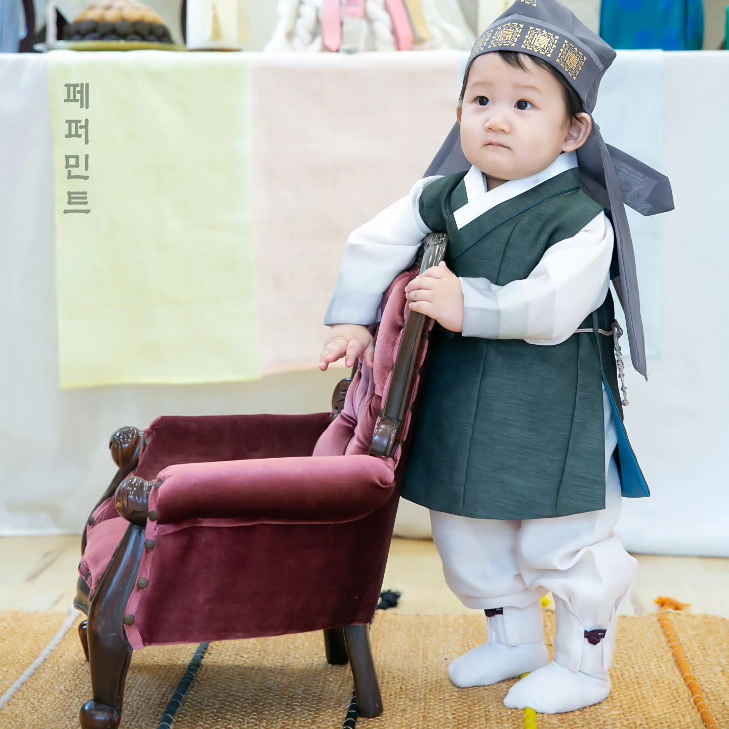 3kg 무게로 태어나서 두달도 안되 7kg가 넘어가더니
벌써 12개월 11kg가까워진 쪼꼬미가 어른같네🤣
왠지 모르게 보고있음 듬직한 느낌의 아들
.
.
.
첫찌는 감성적이라면 둘찌는 듬직한엉아느낌🤭
벌써 태어나서 4계절을 다보내고
첫생일을 맞이하는구나🥹
.
.
잔치는 안하지만 마음깊이 아주아주 축하해
도담이도 다온이도 너무너무 사랑해❣️
.
.
첫생일은 꼭 기록(?)하고싶어 예쁜스튜디오에서
예쁘게 사진찍고📷 받은 결과물🥳
너무 예쁘다👍
스튜디오 촬영장 계신분들이 아기를 너무 예뻐하시는게 눈에보이고
분위기도 아기자기한게 너무 예뻣던 강남 스튜디오 #페퍼민트
.
.
.
한해동안 크느라 고생했고 앞으로도 쭉 잘해보자🤭
.
.
.
.
#돌촬영 #강남스튜디오 #베이비스튜디오
#페퍼민트스튜디오 #강남아기사진 
#강남성장앨범 #둘찌돌사진
#강남베이비스튜디오 #역삼아기사진
#역삼베이비스튜디오
