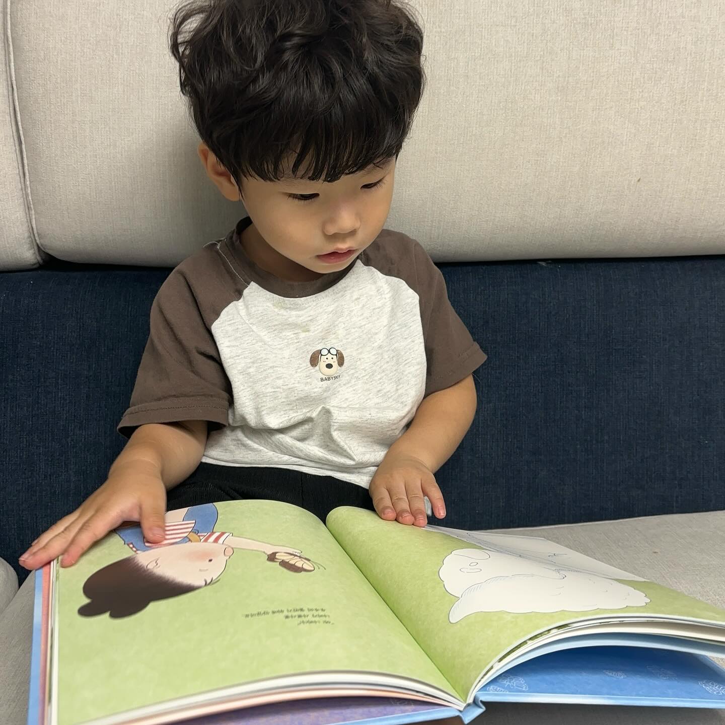 #무상제공 이지만 진심담은 솔직후기⠀
⠀

✿구름아빠⠀

✔구름이 된 아빠와 보낸 마법 같은 하루!
우주의 엄마는 아빠가 하늘나라에 갔다고 합니다.
아빠랑 놀고 싶었던 우주 하지만 마음속으로 정말 바라는것이 하나 있었습니다. 아무한테도 말하지 못한 이야기, 어느날 우주의 바람이 이루어지는데요 정말 아빠가 찾아온것일까요?
이책은 하늘나라에 간 아빠를 그리워하는 어린아이의 애틋하고 
귀여운 아름답게 표현된 그립책입니다.
⠀
⠀
⠀
❥ᵀᴴᴬᴺᴷ ᵞᴼᵁ kiwibooks7 
⠀
⠀
⠀
⠀

#키위북스#그림책추천#어린이추천도서#행복한책읽기#독서습관#독후활동#창작그림책#4세그림책추천유아그림책#누리과정연계#유아추천도서#유아창작동화추천