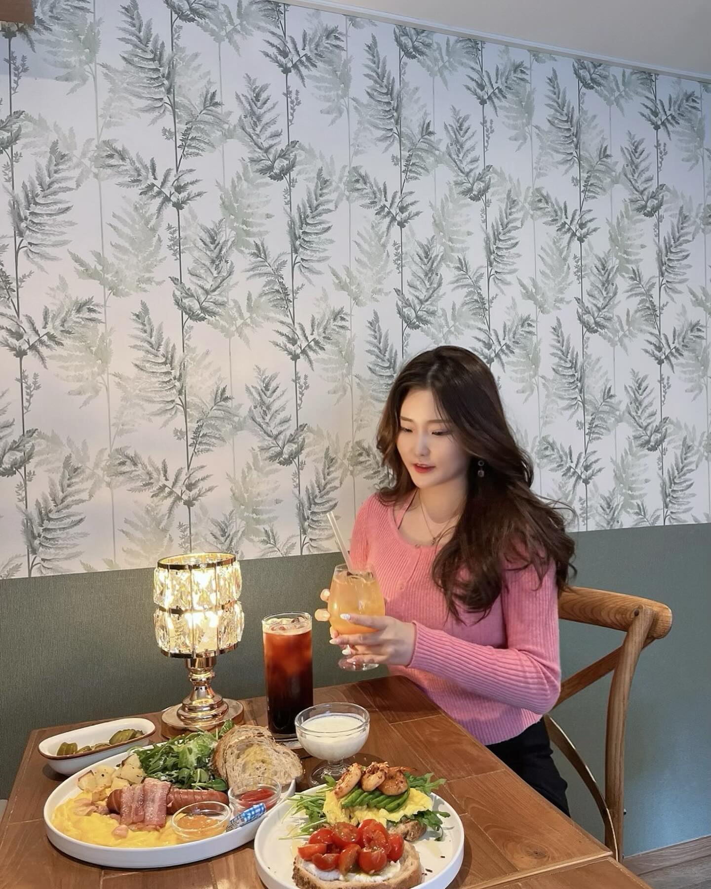 감성가득 망원동 브런치카페 게뜨망하우스💖
분위기부터 음식까지 예쁜 동화속같은 카페에요☺️

▫️브런치 플레이트(19,000)
▫️쉬림프아보카도&바질토마토 샌드위치(18,500)
▫️패션후르츠 에이드(6,500)
▫️아메리카노(4,500)

먹기 아까운 비주얼인데 다 너무 맛있어요🥰
둘다 빵 메뉴인것 같아서 담엔 파스타 먹어보려고요!
오픈 샌드위치는 요거트도 같이 나오구
생각한것보다 크기도 더 크고 그래서 왕맛있어요💗

건물 한층이 다 게뜨망하우스인데
좀 뻥뚫린 계단이라 전 좀 무섭긴했지만ㅋㅋㅋ
들어오면 예쁘고 감성적인 공간에 반했던 것 같아요✨
여성분들이나 데이트, 소개팅 장소로 왕추천!!!
(저희 옆테이블도 소개팅하시더라고요🫣)

그리고 어제 고백하나 했었는데,,,
저 어제 아프고 힘들었지만 잘 다녀왔고 회복중이에요!
내일도 연차라 푸욱 쉴 예정ㅎㅎㅎ감사합니다🙏🏻

#협찬 #게뜨망하우스 #망원동 #망원동데이트
#망원동브런치 #망원동카페 #망원역 #카페추천 #카페투어 
#먹스타맞팔  #먹스타소통 #guettemanghouse
