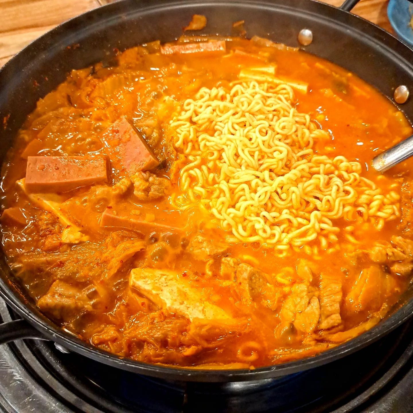 문정동 김치찌개 맛집 <고기반햄반김치찌개&김치찜 송파점>
이름 그대로 고기반 햄반으로 무진장 푸짐하게 들어간 김치찌개와 김치찜을 맛볼수있는 곳이에요

송탄부대찌개를 함께 운영중이라 김치찌개와 김치찜 말고 부대찌개도 선택가능해요

고기반햄반, 고기반, 스팸&참치 중 선택 가능한데 저는 햄들어간게 먹고싶어서 고기반햄반 김치찌개로 주문했어요!

밑반찬들과 함께 김치찌개와 계란후라이가 올려진 공기밥이 인당 1개씩 나오고 김도 한 통 주셨어요

끓이면서 먹는데 진짜 고기반 햄반 이라는 이름처럼 끝도없이 나와요ㅋㅋ 김치도 아주 넉넉하고 국물도 넉넉해서 모자르지않아요

햄도 저렴이 햄이 아닌 스팸으로 추정되네요 맛이 딱 스팸!
라면사리도 하나 주셔서 넣어 먹으니 꿀맛이에요😛

너무 맛있어서 친구랑 밥 한공기씩 더 추가해서 총 4그릇 먹고왔습니당

위치
서울 송파구 동남로4길 27 (문정동) 1층
.
.
.
#고기반햄반김치찌개&김치찜 #고기반햄반김치찌개&김치찜송파점 #송파맛집 #송파구맛집 #송파구데이트 #송파구술집 #서울맛집 #동남로밥집 #문정역맛집 #문정역밥집 #서울밥집 #서울송파맛집 #송파밥집 #jmt #김치찌개맛집 #먹스타 #먹스타그램 #김치찌개 #한식 #점심메뉴 #저녁메뉴 #먹팔 #먹팔맞팔 #먹팔해요 #먹스타맞팔 #먹스타소통 #좋아요반사 #좋반