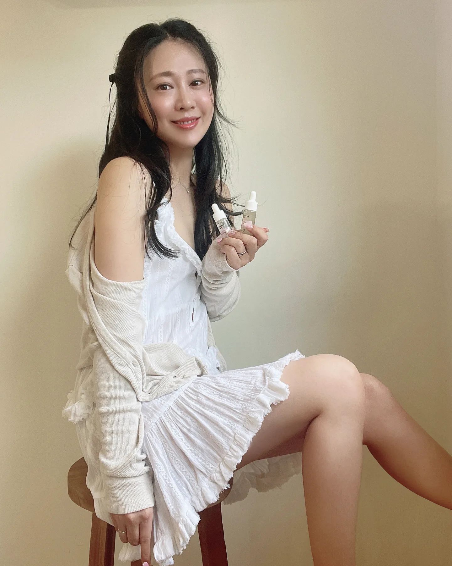 #광고 eucerin_kr
요즘 올드머니룩이 엄청난 트렌드인데,
사실 요 트렌드에서 가장 중요한건 은은하게 빛나는 ✨️광채피부라는 사실 알고 계신가요?
피부컬러보다 잡티없이 윤광이 흐르는 피부는 어떤룩이든 한층 더 고급스럽게 느껴지게 해주잖아요
그래서 저는 오늘 어떤 블라우스를 입을까 보다 가을엔 어떻게 피부관리를 해야할까를 먼저 고민해요🤔🤔

이번에 제가 만족한 제품은 유세린 이븐래디언스 듀오앰플!
실제로 2주정도 사용해보니 기미나 잡티가 옅어지고 왠지 더 화사해진것 같은 느낌
2스텝으로 구성되어있는데 
1번 앰플은 비타민 C보다는 더 강력하지만 자극이 없는 성분으로 기미나 잡티를 케어해주고 
2번 앰플은 수분감과 영양을 듬뿍 부여해 화사하게 빛나는 윤광케어를 해줍니다

저자극이기 때문에 여드름성 같이 예민한 피부나 민감성 피부에도 적합하고 
2주만에 멜라닌이 2배 감소될만큼 고농축된 성분들로 겉으로 보이는 기미와 보이지 않는 속기미까지 완벽케어 된다는 거
유세린은 독일 제품으로 한국에서는 안티에이징으로 워낙 유명하지만 독일에서는 기미 잡티 케어 부분에서도 판매량 1위를 할 만큼 사랑받는 브랜드래요
한국에서도 점차 알아보는 사람들이 많아져 현재 네이버 브랜드 스토어에 평점 4.8 이상으로 리뷰가 2천개 이상😲

이런제품 놓칠 수 없으니 9월 6일까지 진행하는 올영세일때 만나볼 수 있는 본품30ml + 아이크림 15ml 구성 꼭 만나보세요!

#유세린 #eucerin #이븐래디언스 #듀오앰플