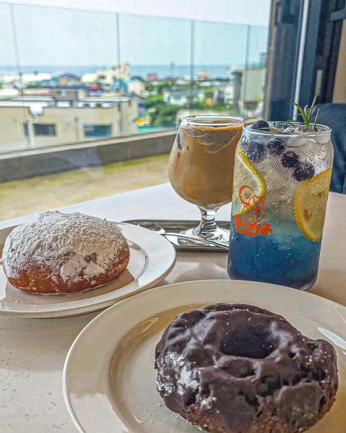 아이언맨도 먹고반한도넛 🍩

[ 랜디스도넛 제주점 ]

1층은 도넛과 굿즈 판매
2층은 음료 판매

🌊오션뷰는 덤
도넛종류가 많아서 선택하기
넘나힘들었던,,,🤣
고르다보니 크림,초코위주 ㅋㅋㅋ
제주점에만 있다는
라봉도넛은 솔드아웃되서 아쉬웠지만...
음료는

🍹 애월바다에이드 
기본적인 레몬에이드맛

☕ 제주현무암라떼 
흑임자라떼에 찹쌀떡 두알? 들어있었고
 고소함과 떡의 쫀득함이 할매입맛에 취저 - 

-

✅ 제주 제주시 애월읍 애월로 27-1
✅ 10:00 ~ 19:00 / L.O 18:30
✅ 050-71458-0610

-
#제주도 #랜디스도넛 #랜디스도넛제주 
#제주맛집 #제주맛집추천
#제주카페 #제주카페추탄
#애월카페 #애월카페추천 
#제주여행 #여행스타그램
#도넛 #디저트 #카페스티그램
#맛스타그램 #먹스타그램
#카페탐방 #카페추천 #카페투어
#먹방 #먹부림 #먹팔