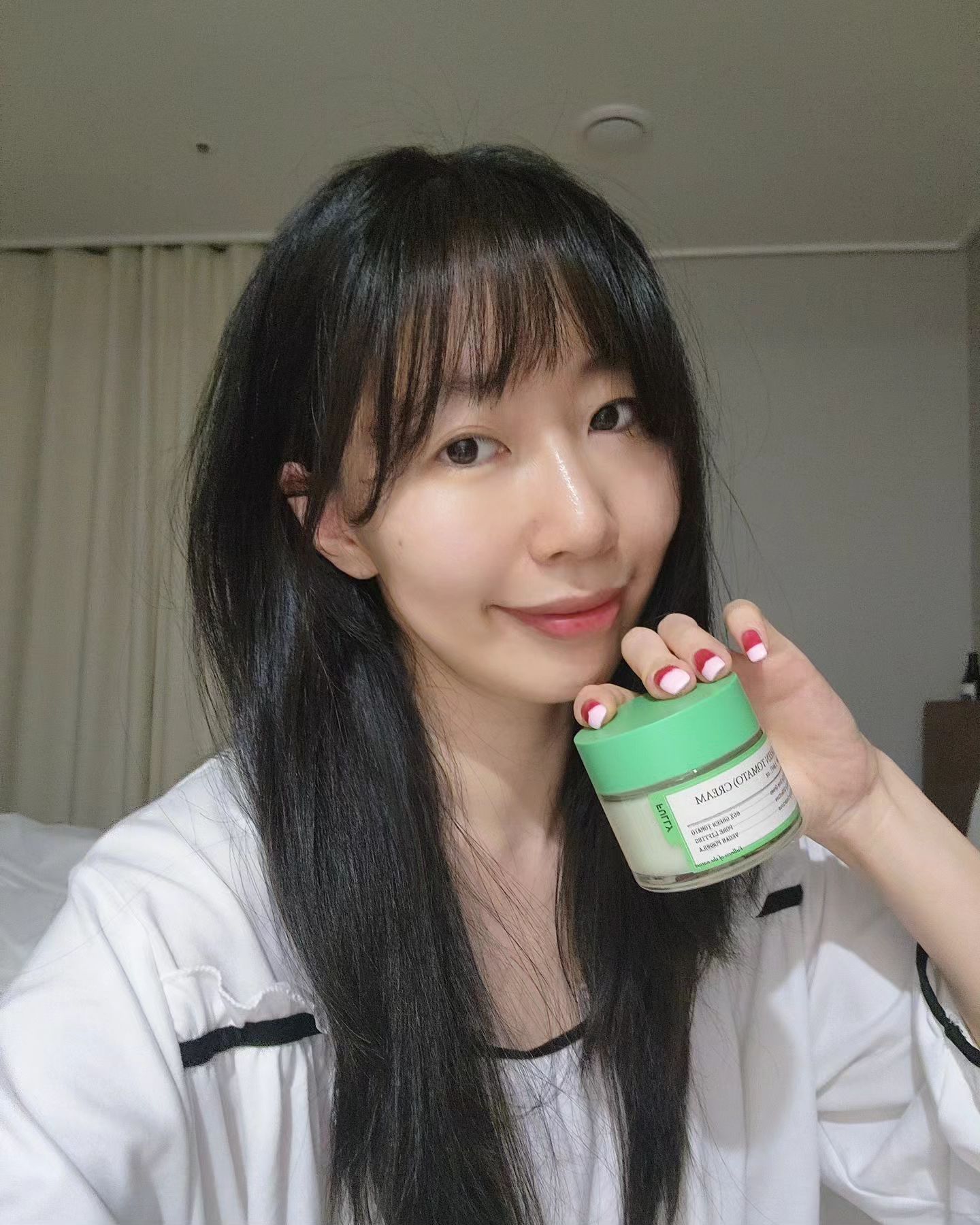#협찬 #풀리 #기초는풀리 #모공은풀리

모공관리 올케어💚

풀리 모공라인을 소개해요!
팩 클렌저로 노폐물 제거, 세럼으로 모공 타이트닝, 크림으로 모공 리프팅까지!
모공 늘어나신 분들 주목해주세요!

자기전에 하는 나이트 케어루틴으로 딱인데요
팩클렌저로 모공 속 노폐물 제거
→ 산뜻한 세럼으로 수분 충전
→ 끈적임없는 크림으로 레이어링

이렇게하면 나이트 풀케어 끝

흡수 잘되고 산뜻한 마무리인데 속건조없이 촉촉쫀쫀 피부 완-성
이거 하고나면 화장 잘먹는건 안.비.밀 

크림이 끈적임없어서 다음날 물세안 만으로도 충분한 산뜻함이 좋아요

✨️과다한 피지로 넓어진 가로 모공
✨️피부 탄력 없이 늘어난 세로 모공
✨️두꺼운 각질이 쌓여버린 거친 피부
셋 중에 하나라도 해당된다면 사용하는 것을 추천합니당 🫶🏻

#풀리그린토마토클레이팩클렌저 #풀리그린토마토세럼 #풀리그린토마토크림 #풀리클렌저 #풀리세럼 #풀리크림 #그린토마토 #풀리모공팩 #풀리그린토마토팩 #기초추천템
