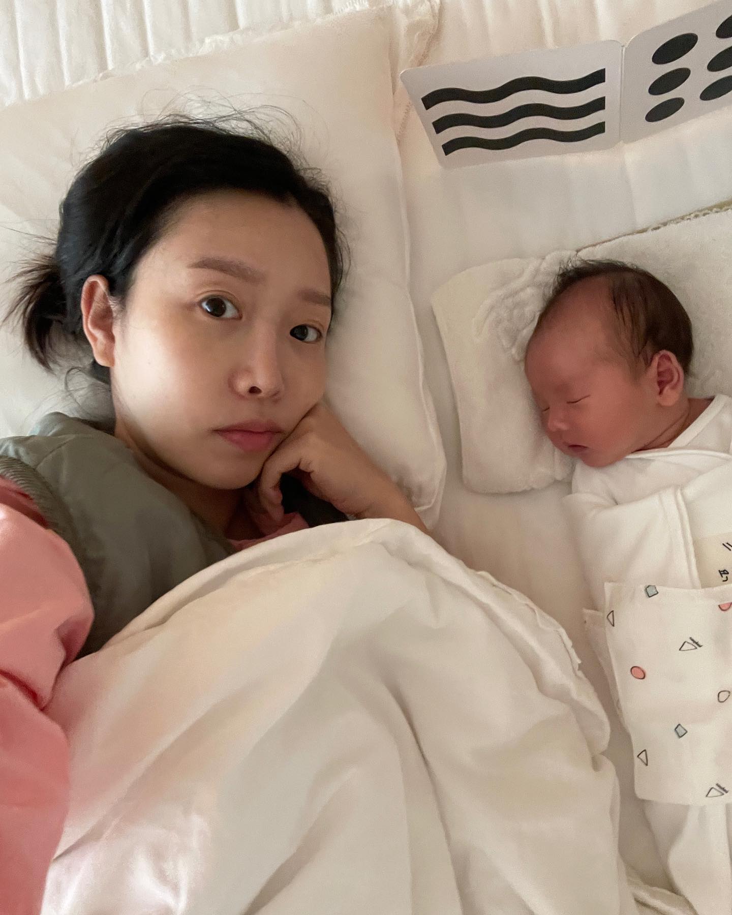 동실동실모자동실➰( ˘ ³˘)♥︎

생각보다 애기들은 딸꾹질을 자주했고
자꾸 용쓰기하면서 배변연습을 수시로 하고
아직 안보이면서 자꾸 보이는척을 했댜

세상에서 새끼강아지가 젤 귀엽다 생각했는데 
이제 얘가 더 귀여운거같당♥︎

#사랑에빠진나 #아빠빨리와 
#사랑해우리가족