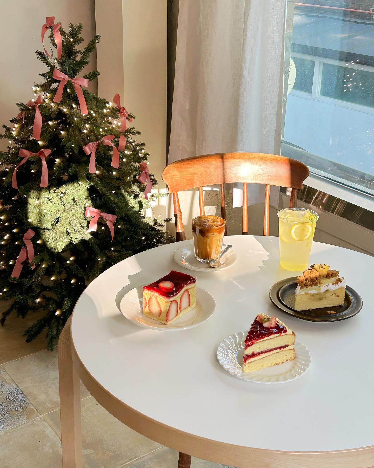 🍰 x bakeshop.havet 
.
.
#베이크샵하벳 #하벳 #망원동카페
.
.
여러분 제가 어디를 다녀온 줄 아세요?!
바로바로바로 ↗️ ‘망 to the 원 to the 동’
솔직히 분당에서 망원동 해외여행급 거리인데
앜ㅋㅋㅋㅋㅋㅋㅋㅋㅋㅋㅋㅋㅋㅋㅋㅋ
이곳을 다녀오려고 아침 7시에 기상해서 망원동에
입성하고 결국 감동의 케이크 입에 넣었잖아요😭
그 이름하야 < 베이크 샵 하벳 >
.
.
멀리서 바라만 보던 경빈님의 예쁜 공간에 가서
축하 인사도 전해드리고 저랑 경빈님 서로 보자마자
원래 알고 있던 사이처럼 반가워하고 그래서😂
료코가 ENFP 엔프피들 진짜 신기하다고ㅋㅋㅋ
ㅋㅋㅋㅋ넘 웃겼던ㅋㅋ(경빈님,저 = 엔프피 😂)
.
.
하벳은 지금 크리스마스 너낌이 한가득!🎄
해남 고구마가 600g이나 들어간 <고구마 치즈 케이크>에
맛탕시럽🫙을 뿌려 드시면 천국행 급행열차 타는거여~~
왕딸기가 들어간 <피스타치오 딸기 프레지에>도
난리난다. 난리나😭 하벳 가시면 제발 꼭 드셔주세요❤️💚
경빈님의 정성 가득한 맛도리 케이크들 신나게 먹었던
토요일로 돌아가고 싶은 월요일 👉🏻👈🏻
.
.
#망원동디저트 #망원카페 #망원역카페
#가오픈카페 #신상카페 #딸기디저트 #🍓
#카페투어 #카페스타그램 #베이커리카페
#카페 #케이크맛집 #다래카투_망원