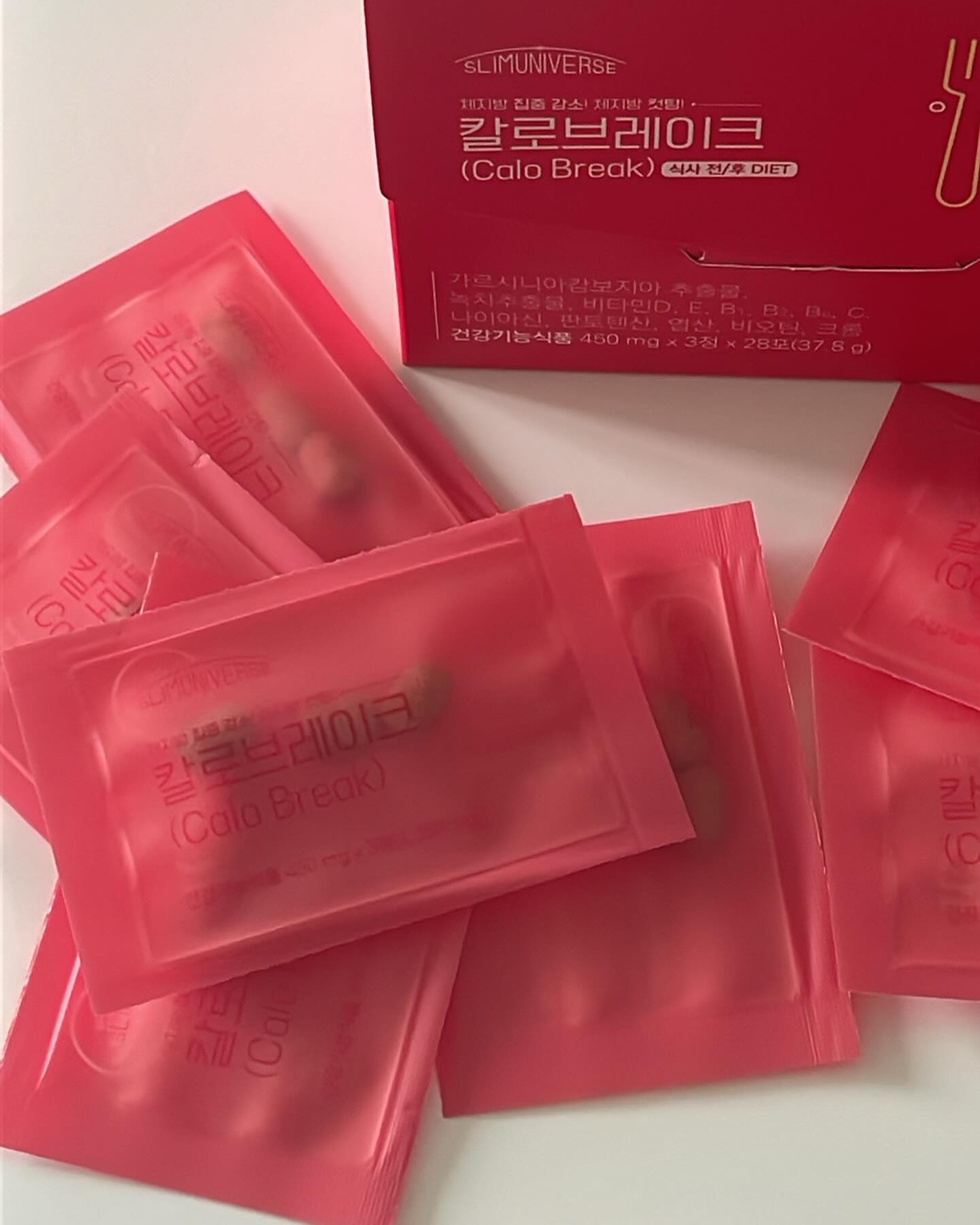 다가오는 여름 다이어트를 위해 저한테 꼭 필요 했던 제품 ! 하루 두 번 식사 전 후 30분 안에 간단 섭취 ! 한포(3알) 씩 포장되어 있어 휴대하기 간편하고 정제(알 약)이 작아서 목넘김이 편해요 💊먹을 때 약냄새가 나지 않는점  국가에서 성분기능을 인증한 건강기능식품이라 안심하고 먹을 수 있어요 가르시니아 캄보지아 추출물, 녹차카테킨 외 11가지 비타민&미네랄 및 칼슘 아미노산10종이 함유되어 있어 다이어트 시 결핍되기 쉬운 영양성분이 풍부해요 지치기 쉬운 다이어트를 활력있게 도와주는 각종 영양성분 함유로 탄수화물의 지방합성을 차단하는 가르시나아 캄보지아 추출물 850mg 함유 가르시니아 캄보지아 추출물에 배변활동도 최고 건강기능식품 전문업체 ㈜한미양행 제조했어요! 

#업체로부터제공받은제품 #식후다이어트#야식다이어트#가르시니아#녹차카테킨#カロブレイク#CALOBREAK#빨간상자다이어트#가르시니아캄보지아#가르시니아추천#건강기능식품#가르시니아캄보지아추출물#슬림유니버스

slimuniverse_official
