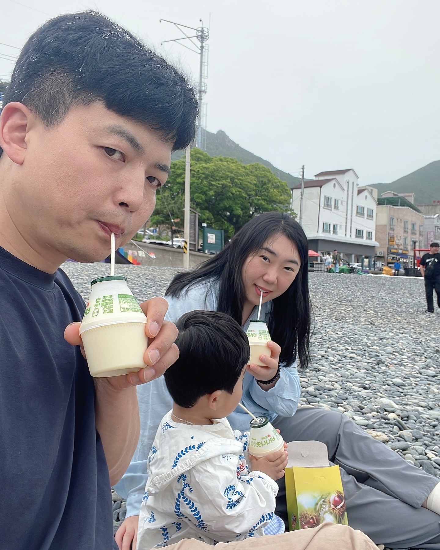 첫 빙뚱바우유🍌
먹자마자 씨익 웃는데 ㅋㅋㅋㅋ
숨도 안쉬고 먹음
이제 하나씩 내려놓겠습미둥🤣
⠀
오랜만에 사진찍은 우리인데
겸이는 빙뚱바에 취해 카메라 보지도 않...
담달에 또 먹즈앙💛
⠀
⠀