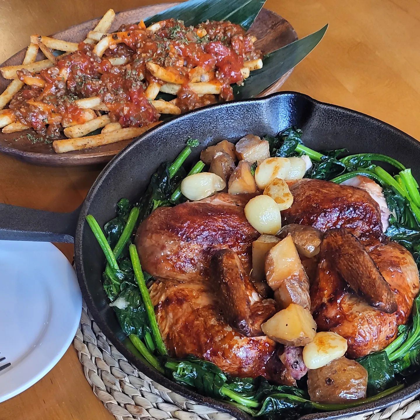#협찬
여주 장작구이 통닭 맛집 모닥
경기도 여주시 세종로79번길 17-3 여주 모닥

가게 내부는 노란 조명에 라탄, 나무.
처음에 들어가니까 딱 제 취향이더라구요.
대부분이 4인 석이었고,
6인 이상이 앉을 수 있는 단체석이 한 곳 있었어요.

장작구이라서 조리하는데 시간이 꽤 걸려서
예약을 하고 가야 좋다는
후기가 많이있어서
저도 미리 예약을 하고 갔었어요.
저는 오픈 시간인 5시 30분에 예약했고,
예약 시간에 딱 맞춰서 갔어요.

갔더니 자리가 위 사진처럼 세팅이 되어 있었어요.
기본 세팅은 치킨 무, 과자, 양념장,
그릇과 포크들이었어요.

저는 모닥 오리지널에 칠리 추가했어요.
원래는 오리지널만 먹을려고 했는데,
2인분이라고 하시길래
양이 적을 수도 있을 것같아서 칠리 추가했어요.
근데, 양이 생각보다 많아서
오리지널 하나만 넉어도 괜찮았을 것 같아요.

🍽️ 오리지널은 마늘, 감자, 시금치 토핑이 있고
통닭 아래에는 찹쌀 밥이 깔려 있어요.
전반적으로 맛이 강하지 않고,
슴슴 고소한 맛이에요.

저는 원래 슴슴하게 먹는 편이라
닭 자체에 되어 있는 간 만으로도 잘먹었지만,
동생이랑 엄마는 같이 나온 소금, 겨자 찍어 먹었어요.
동생 피셜 겨자가 더 잘 어울린데요.

🍟 칠리의 소스는 짠고 매운맛 많이 없고,
토마토 베이스였어요.
감자 튀김은 맘스터치 감튀 아시죠?
딱 그맛이었어요.
칠리 소스가 별로 안 짜다고 했잖아요.
근데 감튀가 짭짤해서
간이 부족하다는 느낌이 거의 없었어요.

🍹 아, 그리고 저는 술을 시키지는 않았지만,
다른 테이블에서 칵테일을 시키신걸 보니까
주문 받으면 앞쪽에 있는 바에서
여자사장님이 바로 제조해서 가져다 주시는 것 같았어요.
가져다 주시는거 보고 너무 예뻐서
저랑 동생이 작게 환호를 했었답니다.ㅋㅋㅋㅋ
담에 친구랑 가서 시켜 먹어봐야지.ㅎㅎㅎ

#여주맛집 #맛집 #여주모닥 #모닥 #장작구이통닭 #장작구이 #칠리 #여주루덴시아맛집 #여주아울렛맛집