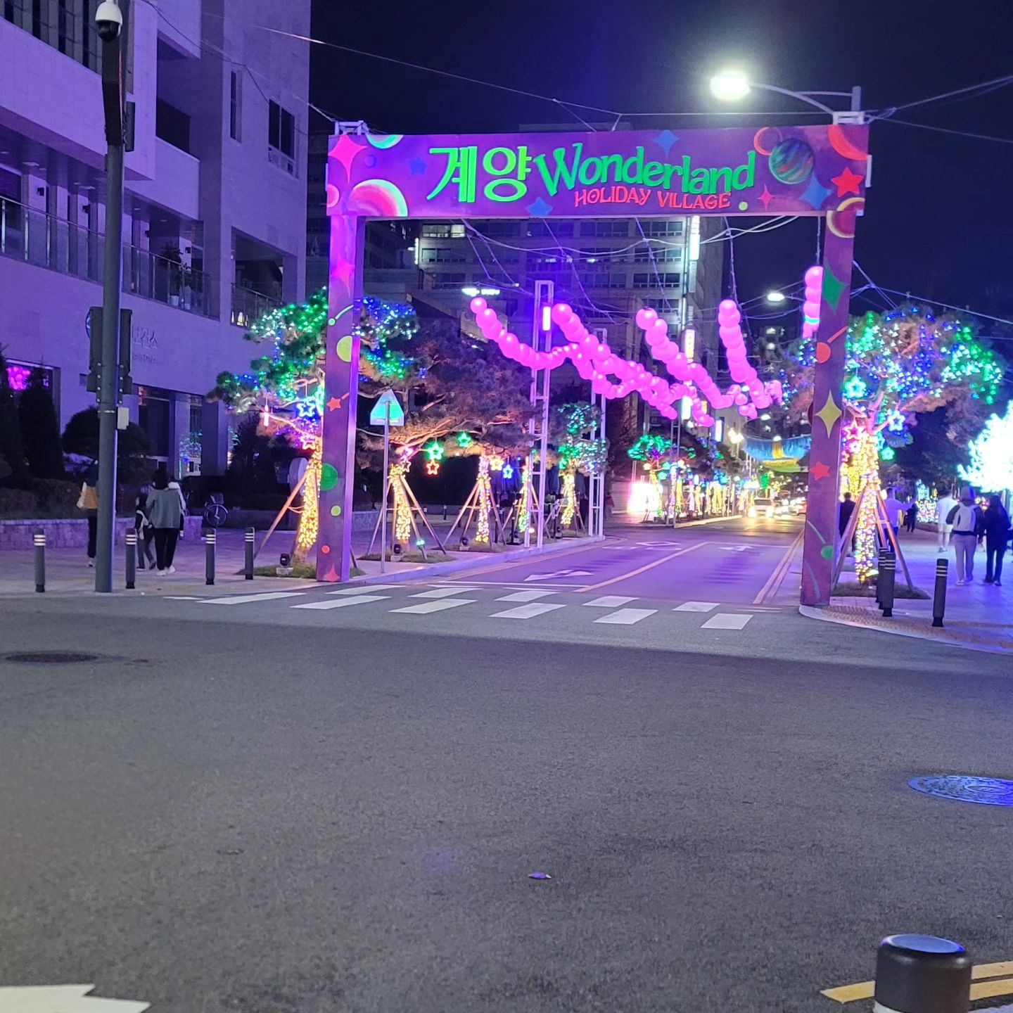 계양 밤마실
볼거없음 
먹을거 없음 
행사할때 다시와야지
그래도 국화꽃 향기가
너무 향기로움 ㅋㅋㅋ 

#계양구
#계양원더랜드
#계양구축제