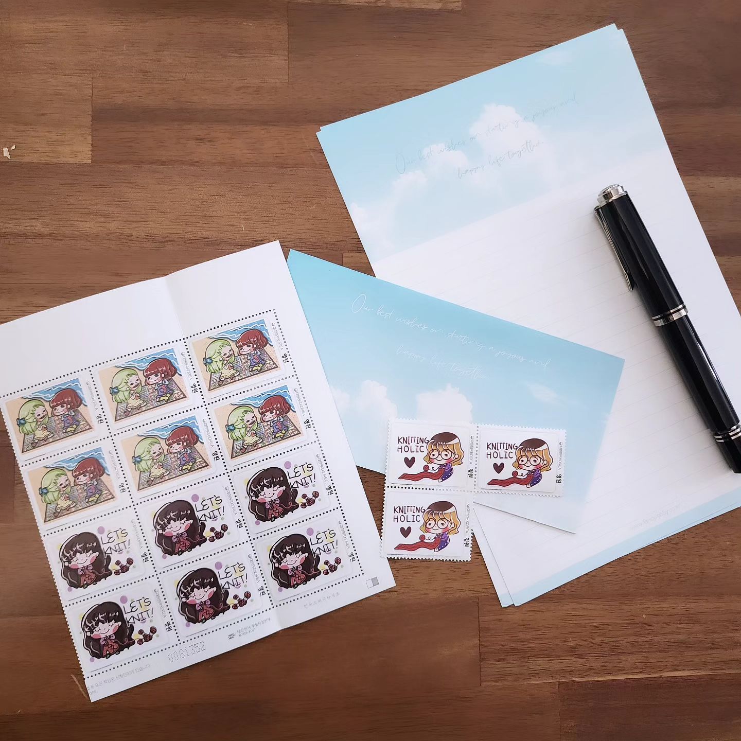 전에 보그수업을 들으셨던 수강생님과 공통관심사가  있었어요😍
그것은 바로 만년필!🖋
만년필로 글쓰는걸 즐기던 우리.

그래서 시작하게 된 펜팔💌 이에요😆

어느덧 20통이 넘어가는 편지들♡
넘 좋아용🥰

그림도 잘 그리시는 ㅅㅈ님께서  직접만드신 #영원우표 에요.
금액은 적혀있지않지만 봉투에 붙이면 
배달된답니다

이번에 새로 주문했다며 또 한가득 보내주신 우표들!

넘 이뻐용😍 고마워요🤗

#니팅팜
#우표제작
#펜팔
#편지쓰기