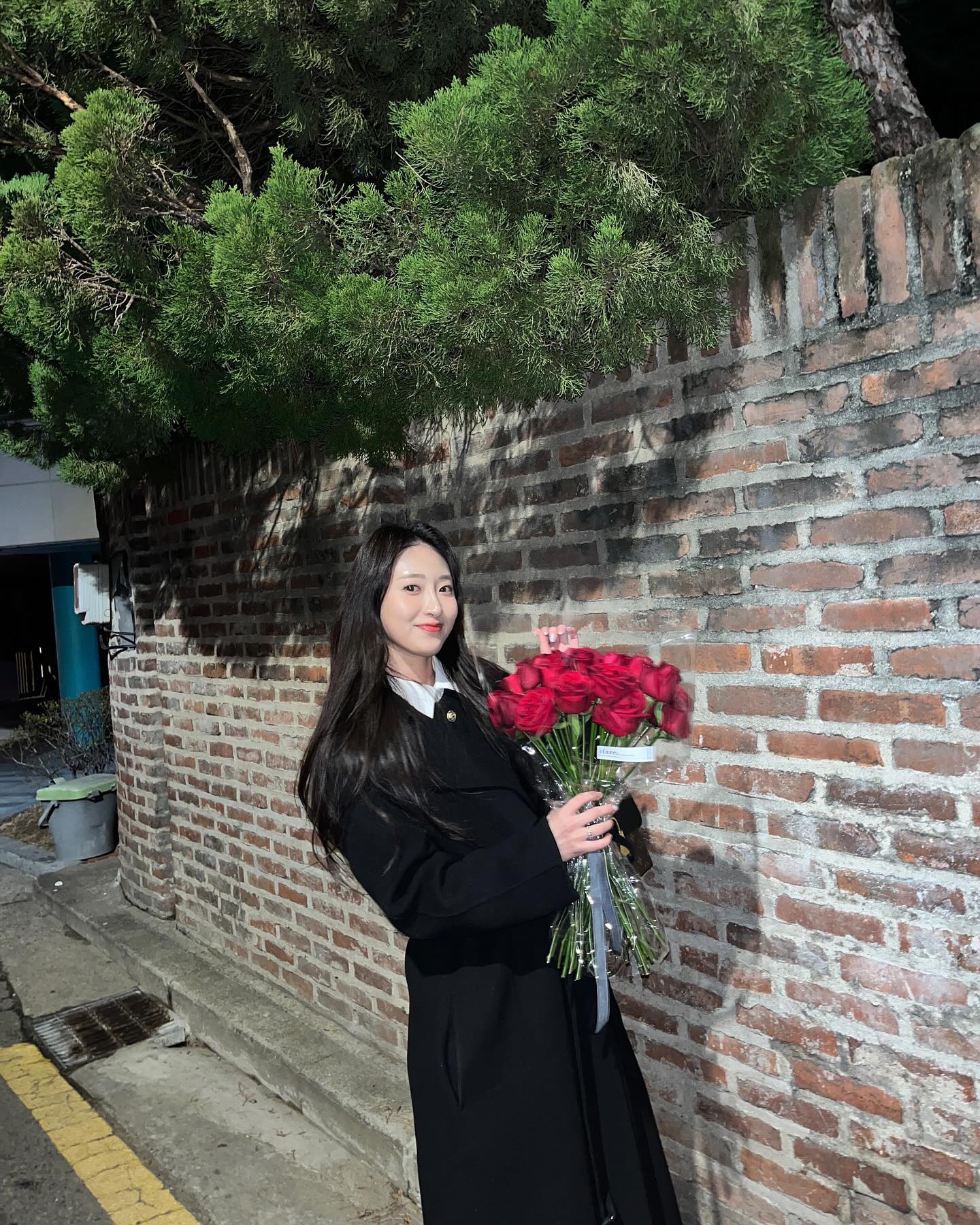 나는 진짜 꽃이좋아 .. 🌹
손재주만 있었으면 나도 꽃 집 하고 싶었을듯 ㅎ ㅎ 
근데 또 진상 손님 보니까 아닌거같기도하고 ..? 🤨
꽃 선물 + 플래쉬 터트리면서 열씸히 사진 찍어준 소혜언니 싸룽 ♥️