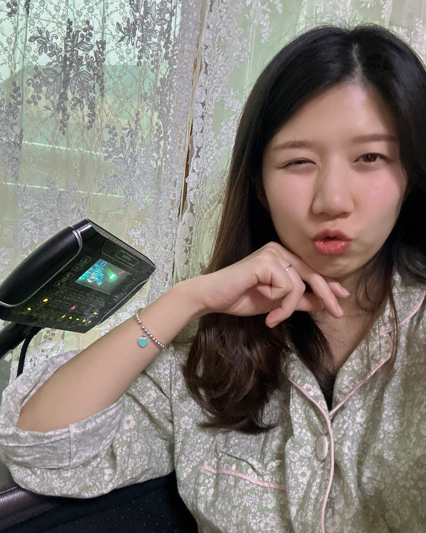 가지고 온 잠옷이
너무 헐렁해서 보니 남편 잠옷 🤦🏻‍♀️ㅋㅋㅋㅋ
덕분에 떨어져있어도 같이 있는 것 같기도 하네오 ◡̈

근데 어제 오늘 잘 먹었는지
그새 토실해진 것 같아요 🤣
그치만 친정 밥상은 사랑이니
더 가열차게 먹어보겠어요 💪🏻

울 친구님들도 주말 마무리 잘 하고계신가요 ෆ 

#안마의자붙박이 
#엄마밥주세요