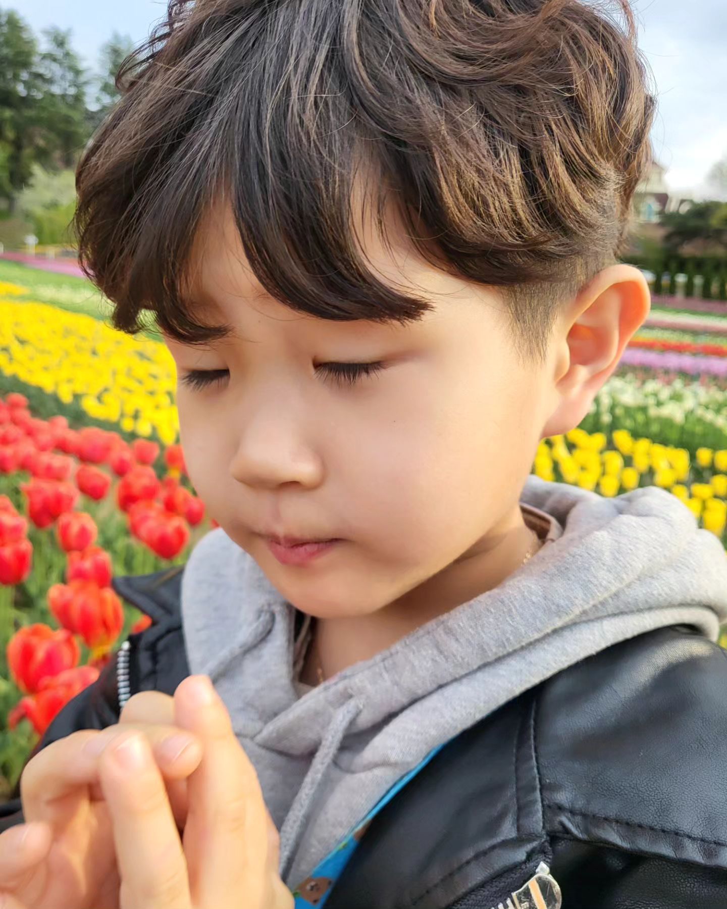 친구랑 유치원 땡땡이 치고 이월드 ♥
지금 튤립축제라서 너무 이뻐용 😍💖
#이월드#이월드튤립축제 #봄 #유치원생 #6살 #6살아들 #튤립축제 #아이랑가볼만한곳 #대구가볼만한곳 #꽃구경🌸
