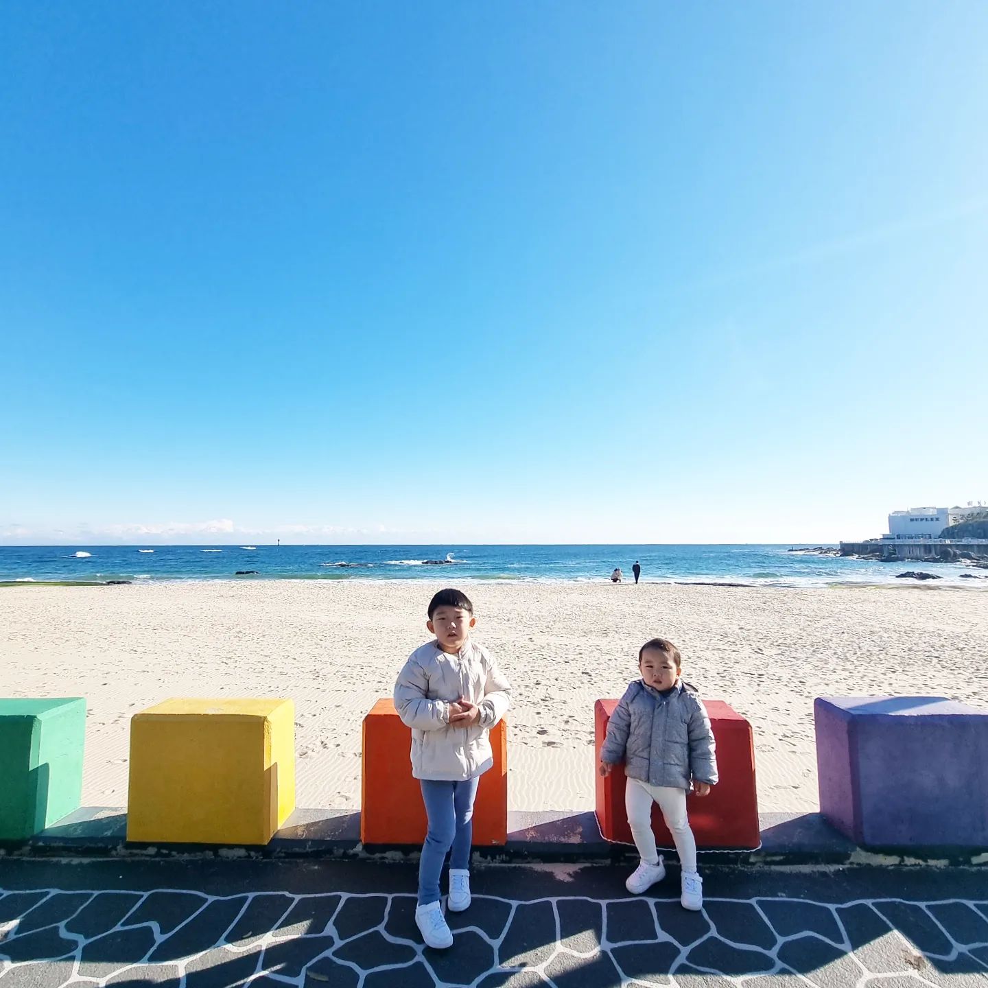 📍고성 아야진해변

너무 너무 예뻤던 겨울바다
바다는 역시 강원도구나

숙소 바로 앞에 있던 해변인데
속초로 넘어가기 전에 잠깐 들렸네

내년여름에는 여기 와서 놀쟈❤️