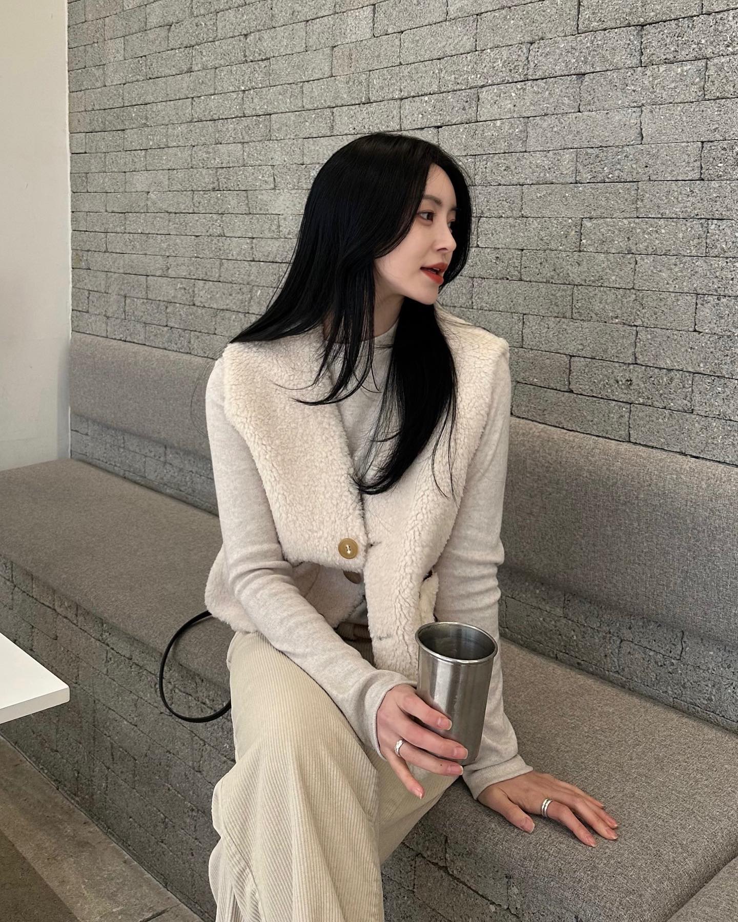 날씨가 좀 풀린거 같아 
아아 시켰다가 한입컷한 썰~😌

-울 34% 
-소뿔단추 사용 
-무스탕전문 라인공정제작 상품

•리버시블 양털 조끼 : 아이보리