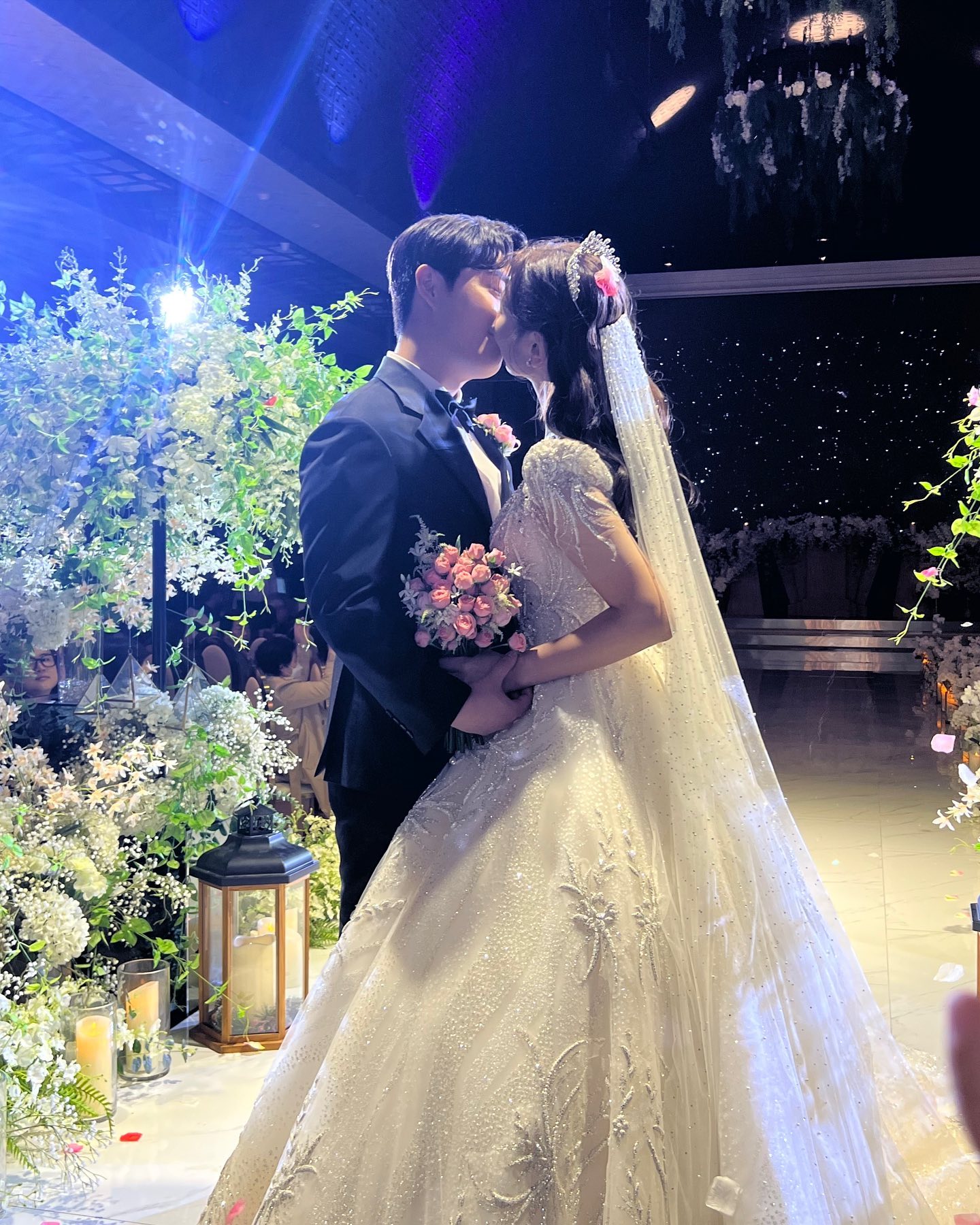 2023년 10월 14일💍

안녕하세요 이근우, 신지혜 입니다💛
저희의 새로운 시작을 축하해 주러 오신 모든분들께 진심으로 감사 인사 드립니다!

많은 분들의 축복과 응원 덕분에 결혼식을 잘 마무리할 수 있었습니다.

당일 많은 분들께서 찾아와 한 분 한 분 더 신경써드리지 못해 내내 아쉬운 마음이 있었습니다.. 그래도 자리 끝까지 함께 해주셔서 정말 감사드립니다.

울지 않으려 즐겁게 준비했는데 모두들 재미있었다 이야기 해주시고 함께 즐겨주셔서 다행이었습니다:)

다시 한 번 축하해 주신 모든 분들께 진심으로 감사드리며, 앞으로도 즐겁게 잘 사는 모습 보여드리도록 하겠습니다!!❤️🧡💛