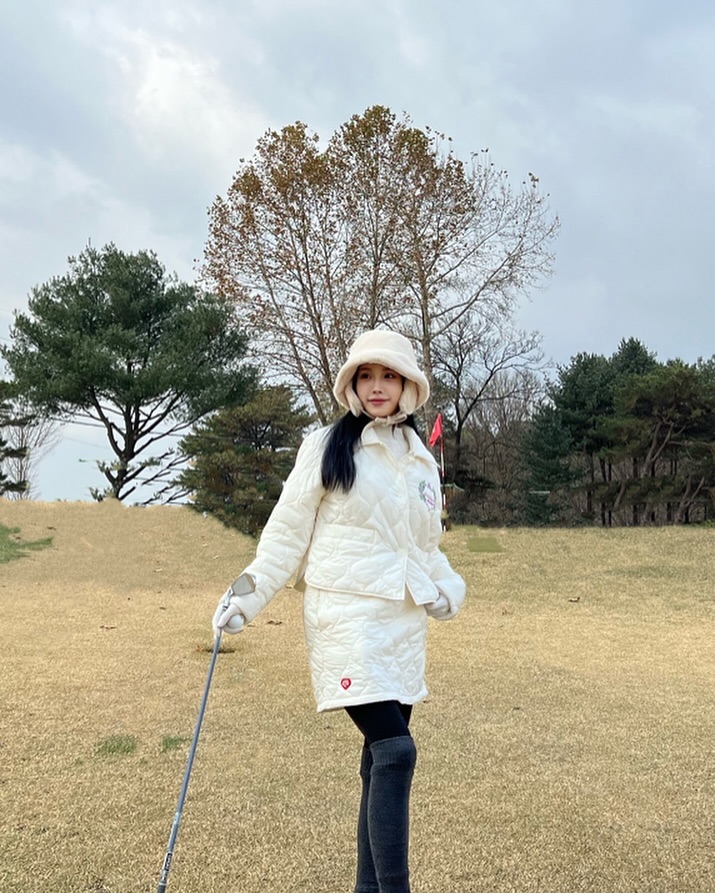 #광고

하양하양하게입고
또 쫄쫄쫄쫄 쫒아다니면서
열심히 휘둘러봅니다
역시나 또 내 야마하 클럽 덕분에
생각보다 걱정보다(?)잘친다며 
맞아요오 나의 골프채덕분입니다아
비거리를 쭉쭉 늘려주거든요

#야마하골프 #yamahagolf #야마하앰버서더 
#비거리의매직 #드라이브스타