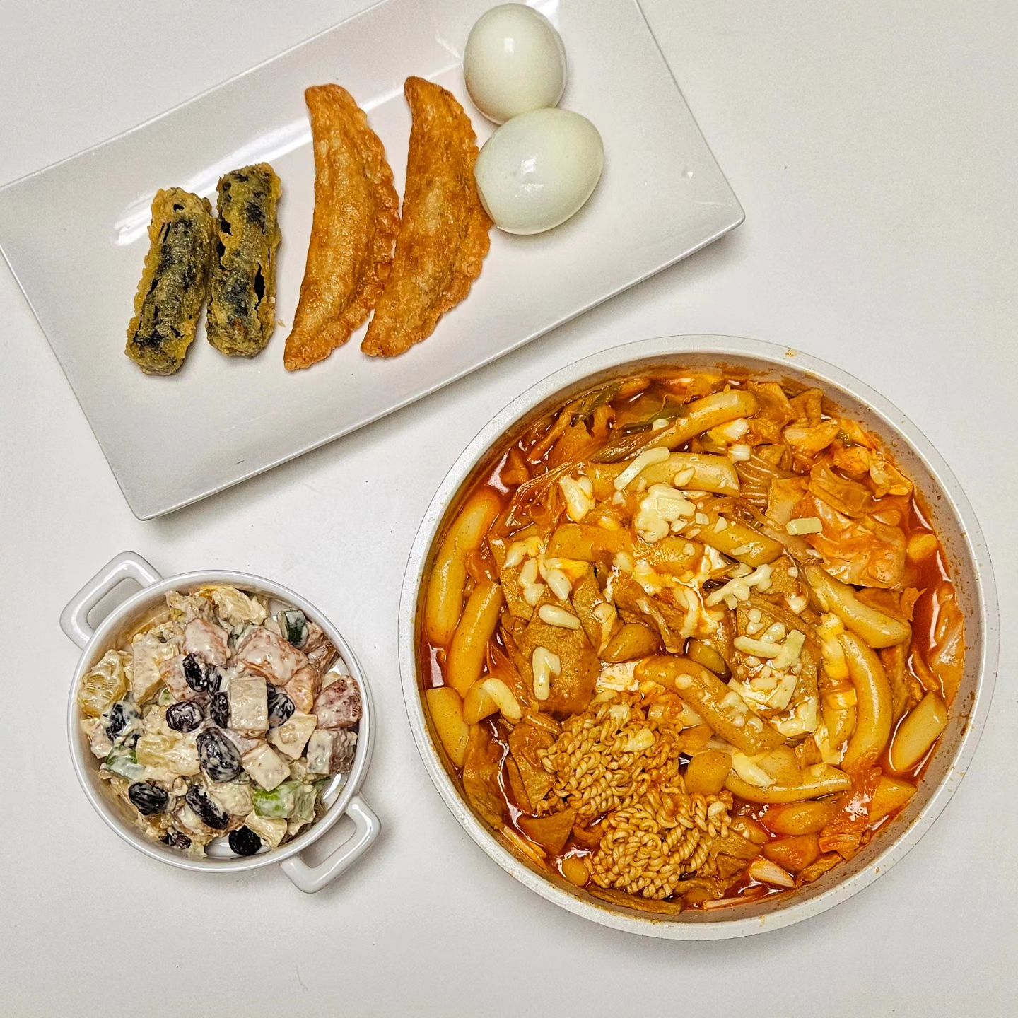 .

주말
다같이 늘어져서 이것저것 입에 계속 넣다보니
저녁을 안먹은걸 몰랐네요. 
밤 10시 야식같은 저녁밥? 저녁밥인듯 야식? 

#즉석떡볶이 #과일사라다 #주말야식 #야식 #떡볶이야식 #분식 #홈쿡