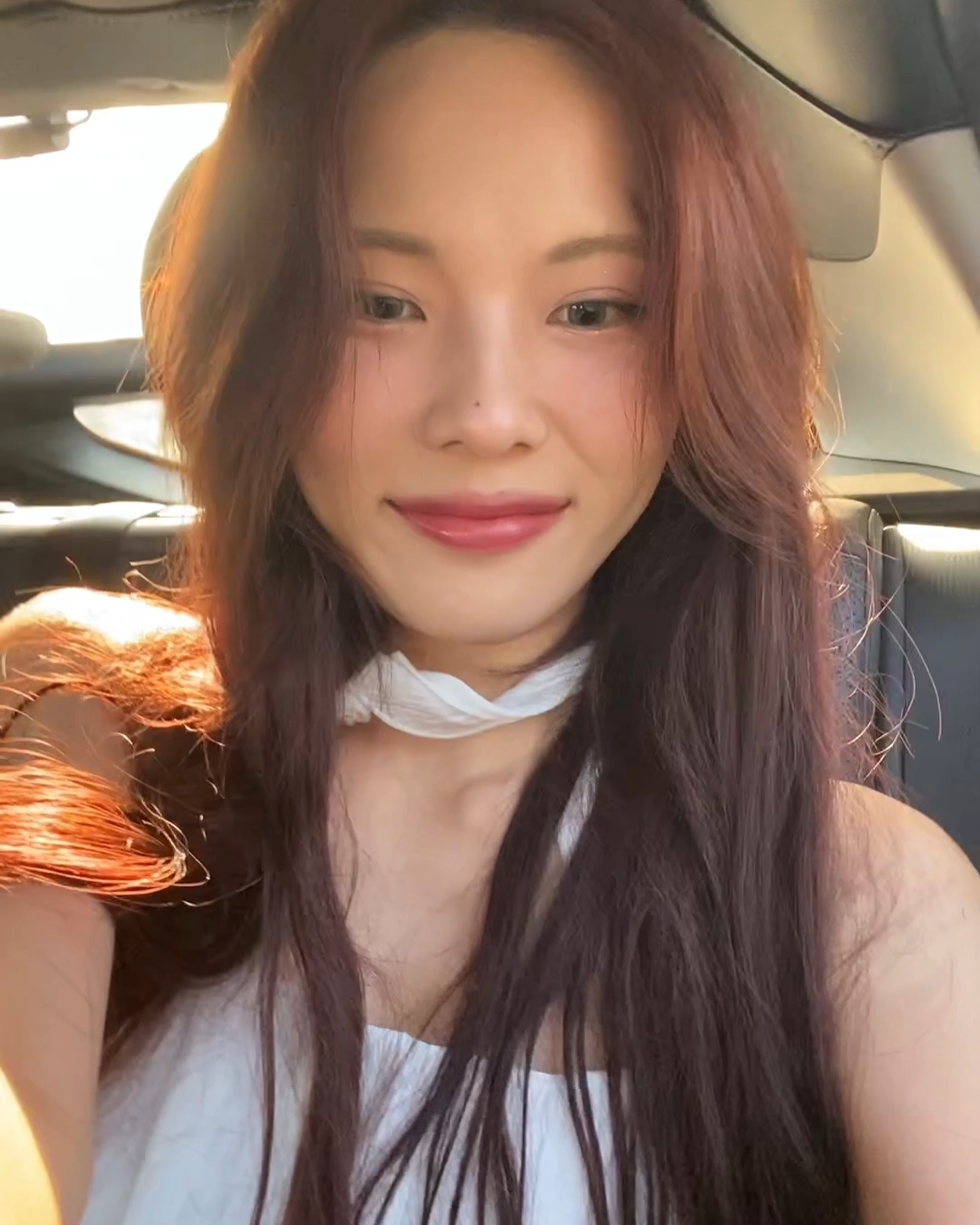 #제품협찬 영롱하다 내눈 요즘 날씨같은 차가운 새벽 하늘 컬러감과 미디엄 직경으로 크기 부담없는 렌즈 🌊

머리색이랑 찰떡이쟈나 🫢

#하파크리스틴 #웨이크업 #하파렌즈 #데일리렌즈 #윙크렌즈 #윙플리뷰 #웨이크업페일그레이