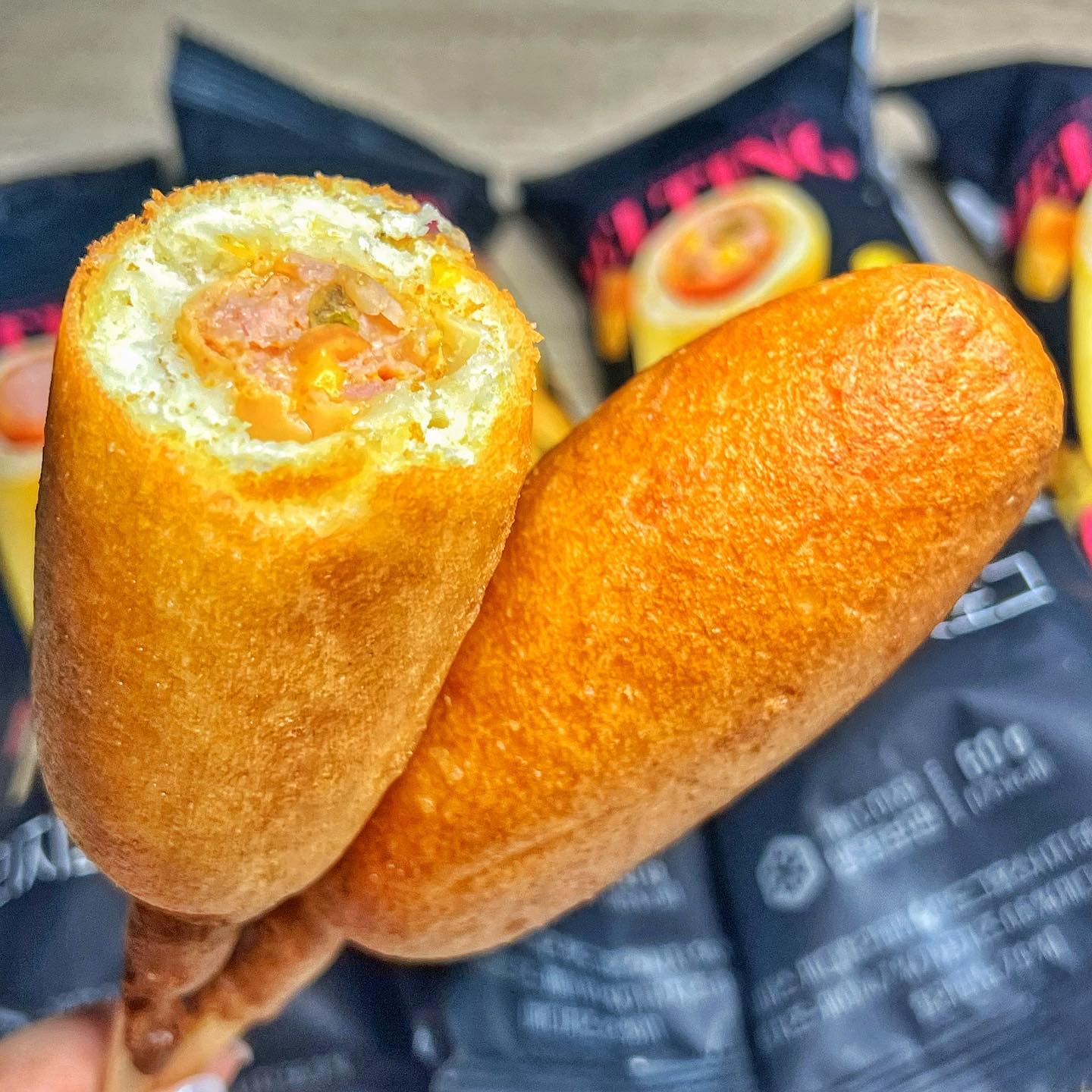 케찹없이도 맛있는 간편조리 핫도그 *협찬

멜팅피스에서 핫도그제품이
출시되었다구 합니다! ꒰ ¨̮ ꒱ 

오리지널, 체다치즈, 체다할라피뇨
세 가지 종류로 골라먹는 재미 쏠쏠했어용

표면은 매끈한데 식감은 바삭하고 
빵 자체에 간이 되어있는건지
별도로 소스가 없어도 맛도리더라구요!

무엇보다 조리방법이 간편해서 좋아요
에어프라이어로는 160도 약 15분-16분,
전자레인지로는 약 1분 30초-2분 소요예요! ෆ.̮ෆ 

무엇보다 가성비가 좋아서
쟁여놓고 출출할때 꺼내먹기 너무 좋음,,

간단 간식템으로 왕추천입니다 ˗ˋˏ ♡ ˎˊ˗ 

_

#멜팅피스 #meltingpiece #멜팅피스핫도그 
#핫도그 #핫도그맛집 #간식추천