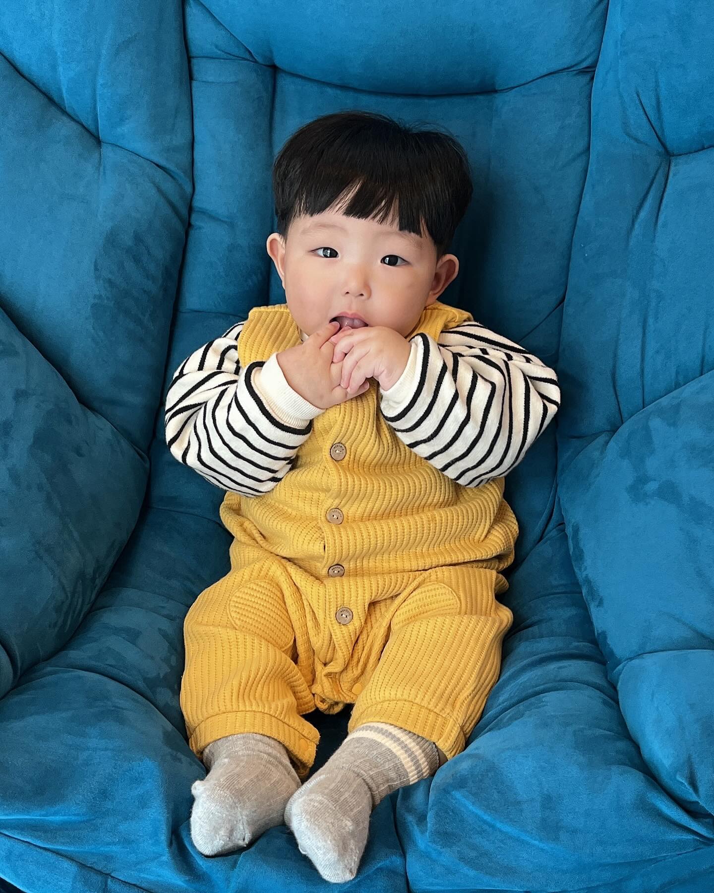 나의 밤양갱..사랑..❤️
열심히 기어다니더니
결국 얼굴부터 다리까지
살이 빠지고 만 막냉이:)

형아한테 1일 1매로 고생이야 우리 열매🍒

#11개월아기
#흑토끼띠아기 
#둘째는사랑입니다 
#아들스타그램
