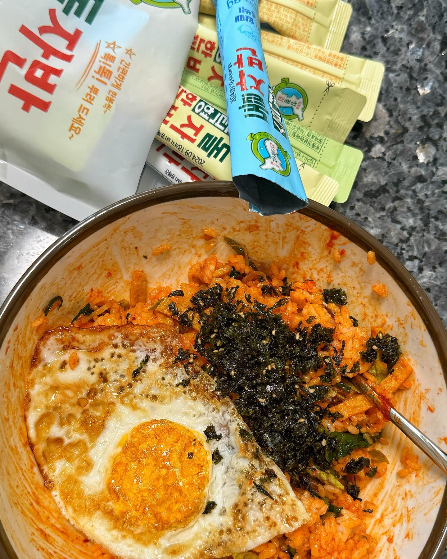 #협찬 #업체로부터제공받은제품입니다 
한끼돌자반 🍽️

돌자반만 있으면 바쁜 아침 간단하고 든든하게 한끼 해결할 수 있잖아요 ?🖤🤍
그래서 항상 쟁여놓는 것중 하나에요 😎

아침에 돌자만 하나 툭 뜯어서 밥이랑 비빈 후 주먹밥으로
만들면 아이,어른 모두 잘 먹는 초간단 한끼 완성이구요👊🏻

비빔밥에 뿌려먹으면 치트키가 됩니당 ..🤘🏻
비빔밥 + 돌자반 조합 안 드셔보셨음 강력추천💜

14봉으로 넉넉한 구성🤍
파스텔 톤의 아기자기한 패키지🖤
간편하게 1봉씩 챙겨 다닐 수 있는 편의성🤍
콩가루를 넣어 담백함🖤

바쁜 아침 아이들 밥 챙기기 힘들거나 출근 전 시간 없을 때
돌자반으로 쉽고 빠르게 한끼 뚝딱 해보자구용 😎

돌자반은 https://brand.naver.com/sgkimmall/products/9397841734