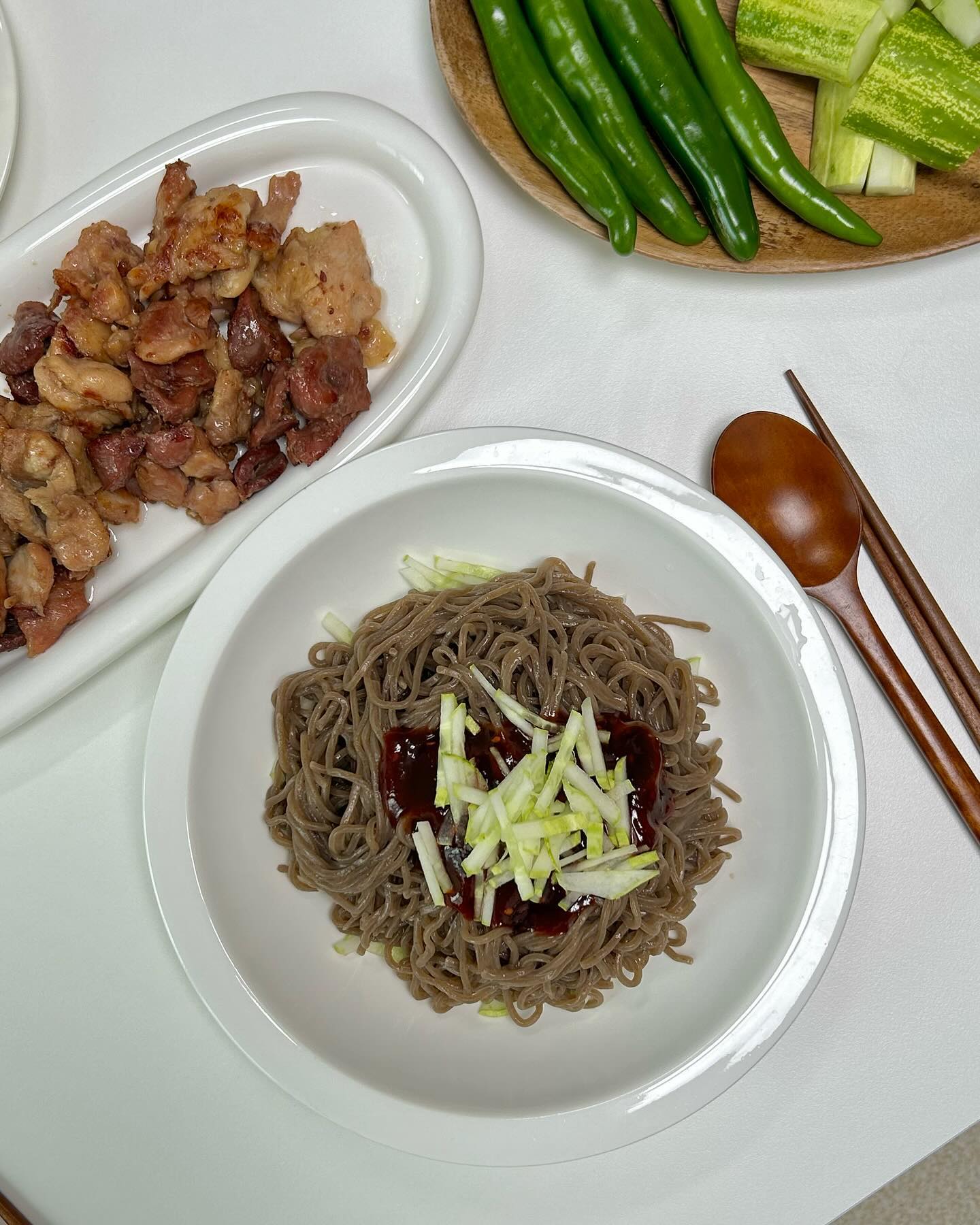 #제품제공 메뉴🍽️. 아빠식당 닭특수부위 & 비빔막국수 

안녕하세요! 오늘은 아빠식당 밀키트로
맛난 닭특수부위와 비빔막국수 먹었어요. 

닭 특수부위는 총 6종류로 목살, 어깨살, 다리살, 염통, 
근위, 무릎연골이에요!

목살은 꼬들꼬들하고 다리살은 부드러워 맛있어요. 
염통은 쫄깃하고 근위와 무릎연골은 술안주로 딱이에요❗️

양이 많고 그냥 먹어도 맛있지만
양념치킨소스에 찍어서 먹으면 더욱 맛있어요😉

쫄깃쫄깃하고 맛있는 닭고기와
매콤새콤한 비빔 막국수랑 같이 먹으니
끊임없이 먹게 돼요😆

두제품 다 밀키트랑 고기는 구우면 끝이고
막국수는 삶으면 끝이라 
요리하기 싫을 때 먹으면 딱이에요👍🏻

집에서 먹기도 좋지만
캠핑가서 야외에서 구워 먹으면 더 맛있을 것 같아
캠핑 좋아하시는 분들께 강추합니다!!

주말에 매콤새콤한 막국수에 닭고기 조합 
어떠신가요??✨

hg_food_ 

#아빠식당 #쉬운요리 #닭특수부위 #닭마카세 #캠핑요리 #캠핑바베큐 #홈쿡 #밀키트 #간단요리 #오늘뭐먹지 #메뉴추천 #점심 #닭고기 #협찬 #먹스타그램 #먹스타맞팔 #먹팔 #먹팔맞팔 #먹소통 #좋아요