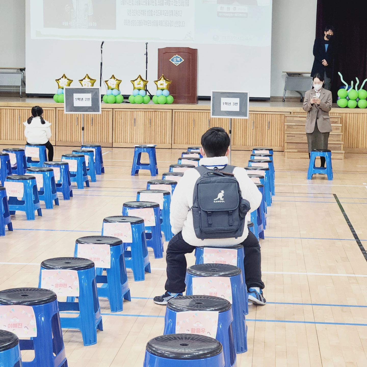 이제 진짜 초딩형아🤭
너보다 내가 더 긴장모드였던 입학식
늦으면 안된다는 생각에 재촉하며 다그치며 갔는데 엄머나😋 일찍도착했네😂

준비물도 챙기고 오후내내 정신없이 바빴던 하루~~
낼 등교같이하자구🫰 젭알 일찍자라구🫶

울아들 초등생활 넘넘 응원해🫶

#초딩1학년아들 #이제초등학생 #화이팅