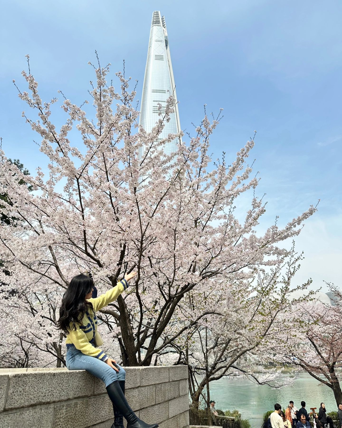 올해 벚꽃은 서울에서🌸
.
.
.
#서울 #서울여행 #서울잠실 #잠실 #석촌호수 #석촌호수벚꽃축제🌸 #석촌호수벚꽃 #벚꽃명소 #벚꽃놀이 #좋아요 #잠실석촌호수 #서울투어 #서울벚꽃 #잠실벚꽃 #ootd