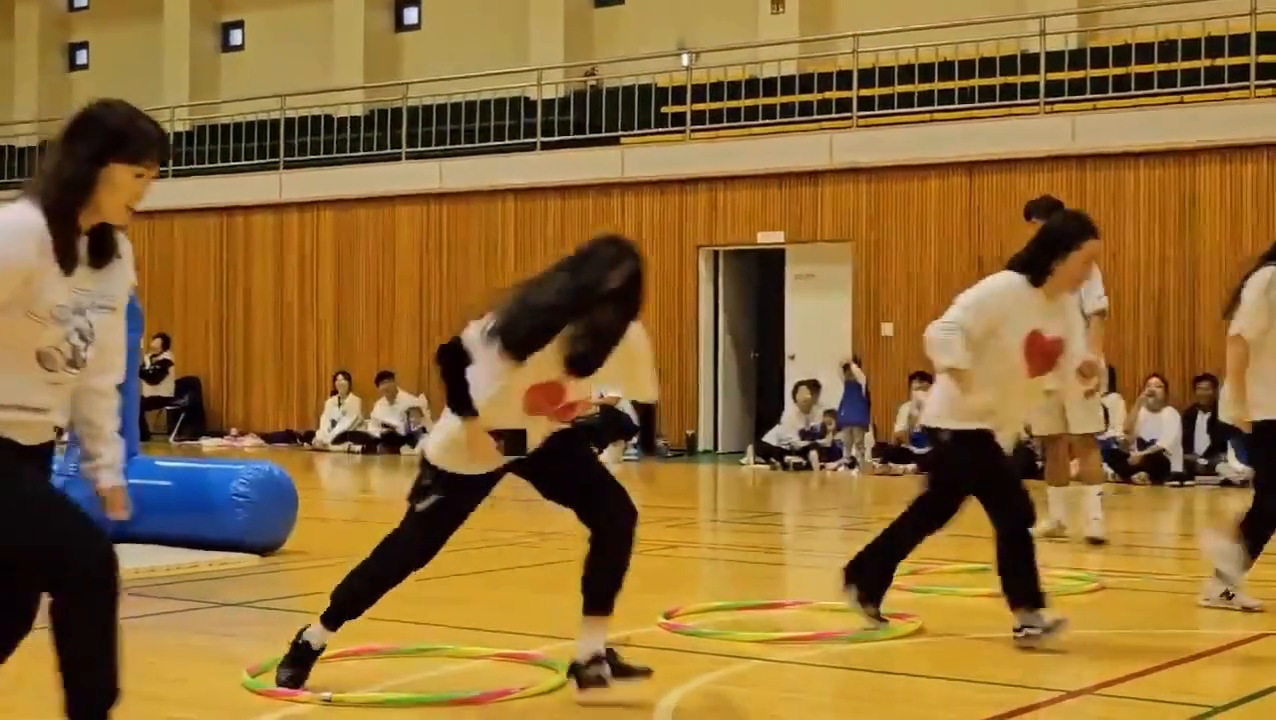 #여러분#저춤추고있어요#벌칙받는느낌 
#어린이집가족운동회#가을운동회 

당첨도 같은것도 잘 안되지만... 이런것도 잘안된는데.. 
이번에 저에게...이런 실연이😭😭😭😭😭 
이럴줄  알았으면...
전날 소구 한병 말고... 한 세병 정도 먹고 갈걸 그랬나봐요🤣🤣🤣🤣🤣🤣

내일부터 하랑이... 어린이집... 등히원은 아주빨리하거나... 아주 늦게히거나... 둘중에 하나다💋

그래도 옆에분 때문ㅇㅔ시선강탈😆
감사합다😁

#새로운경험 
#음주가필한순간
#워킹맘일상#워킹맘일상